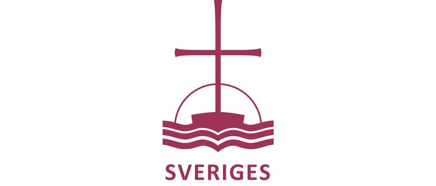 Logotyp för Sveriges kristna råd. Vinrött kors mot vit bakgrund. Namnet i versaler under. 