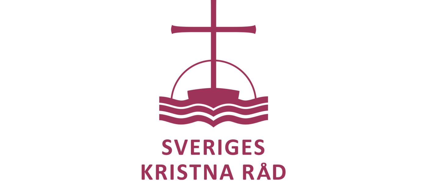 Logotyp för Sveriges kristna råd. Vinrött kors mot vit bakgrund. Namnet i versaler under. 