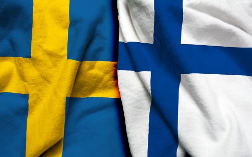Svenska och finska flaggan bredvid varandra.