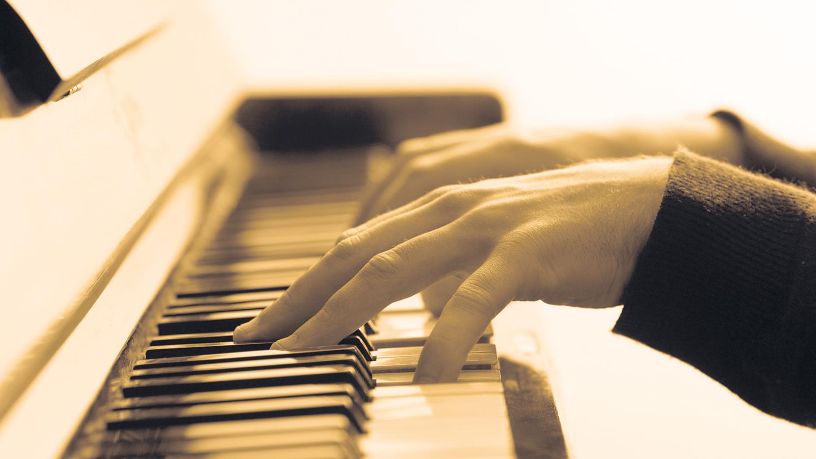Närbild på händer som spelar piano. 