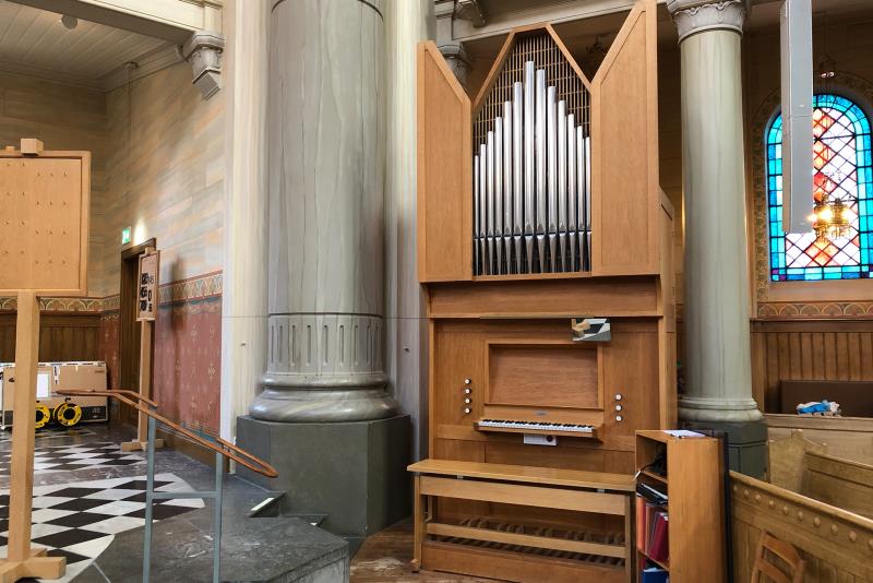 Till höger om koret vid altaret står S:t Pauli kyrkas lilla orgel i trävitt. Den är över två meter hög. Högst upp är den tredelad med orgelpipor i mitten.