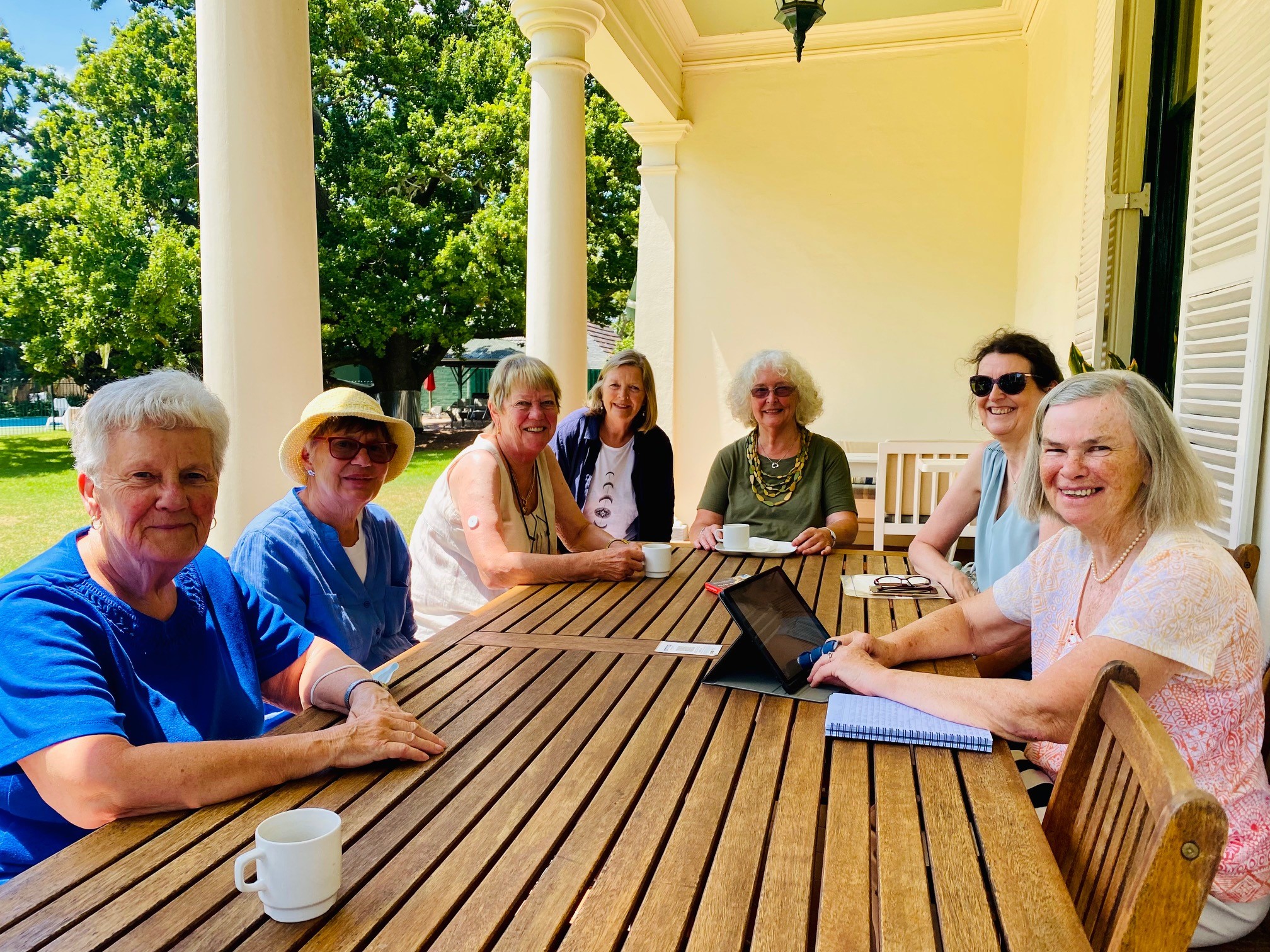 Barbro Vary, Margareta Videll, Ulla Svensson, Britt Wilson, Ulla-Karin Gibbons, Julie Craig och Elizabeth Ward är några av bokklubbens medlemmar som träffas varje månad.