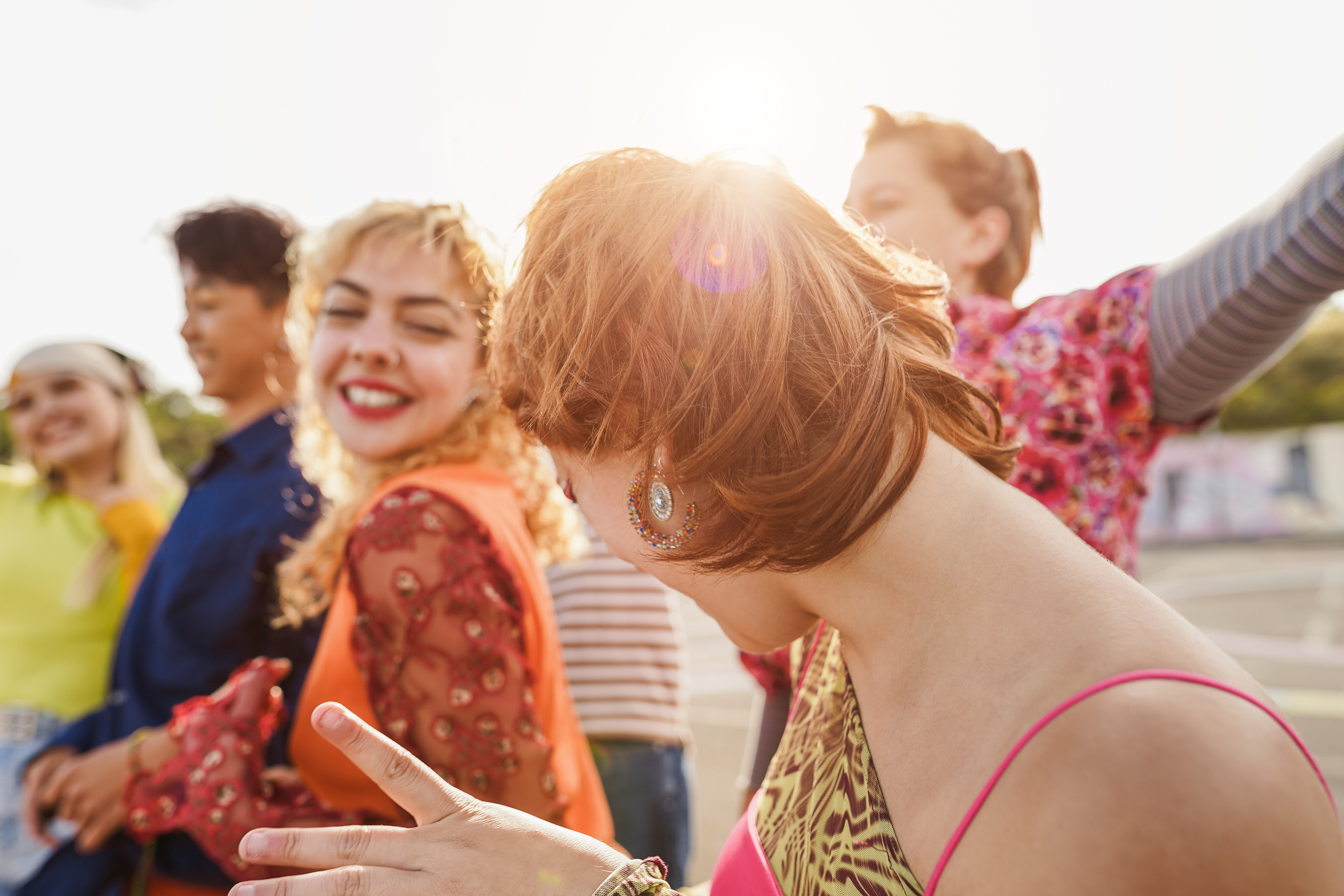 En grupp glada människor i sommarsolen