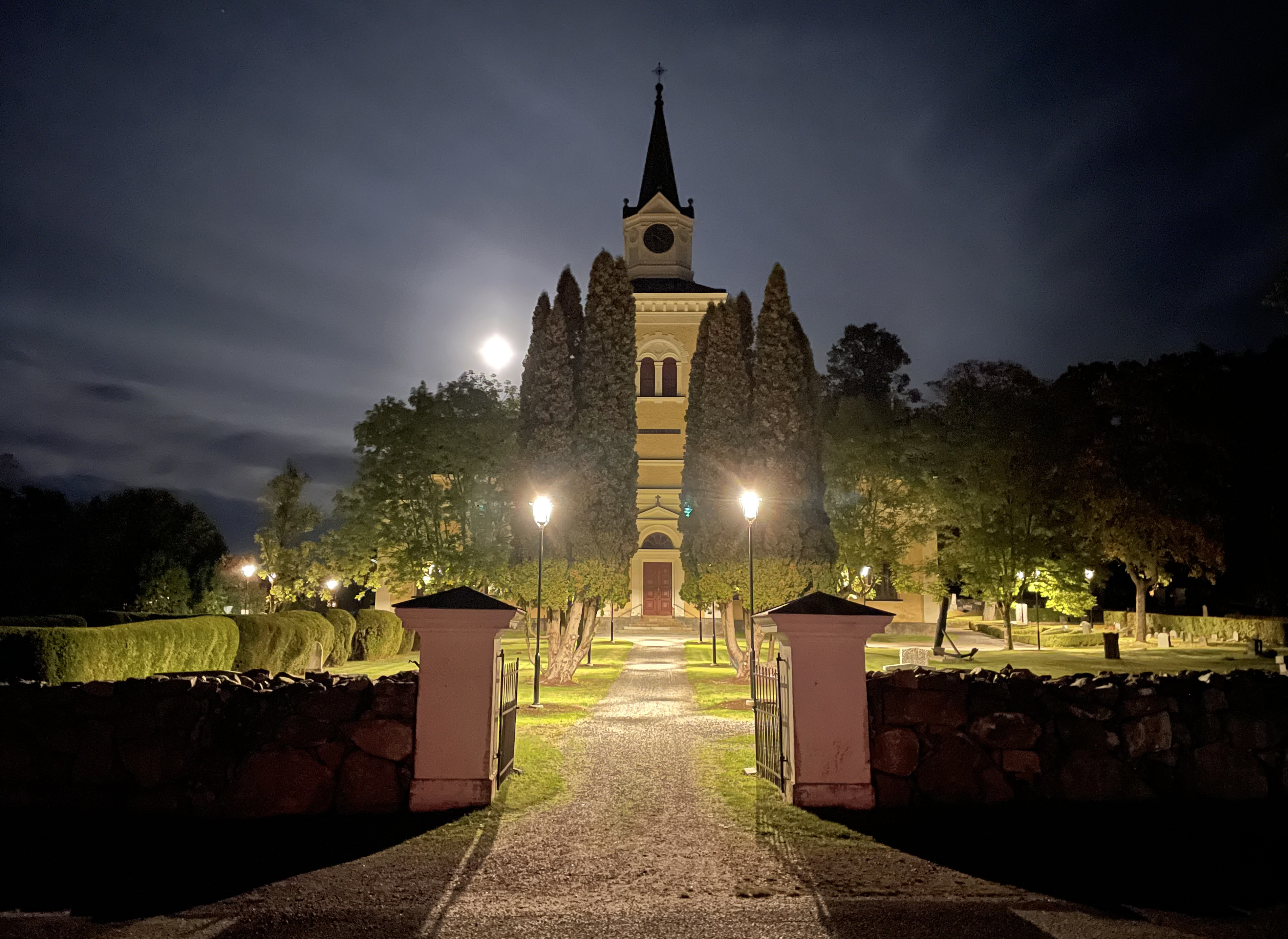 Ny belysning på Väddö kyrkogård