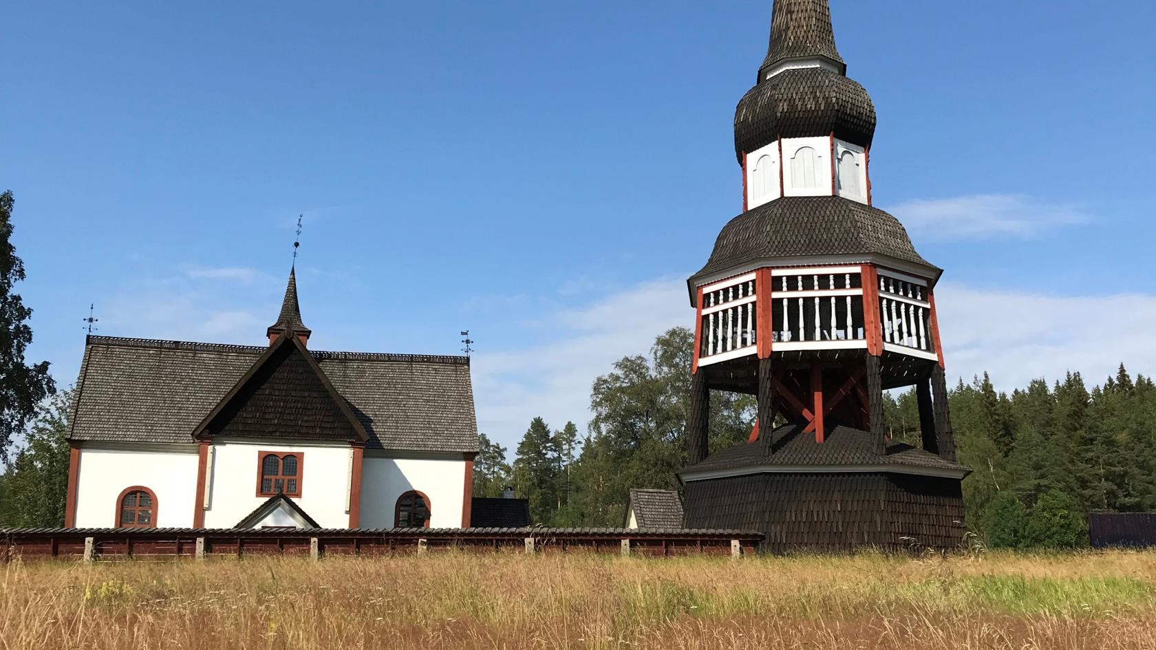 Älvros nya kyrka sett ner från vattnet.