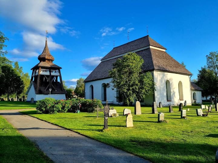 Hede kyrka sommar