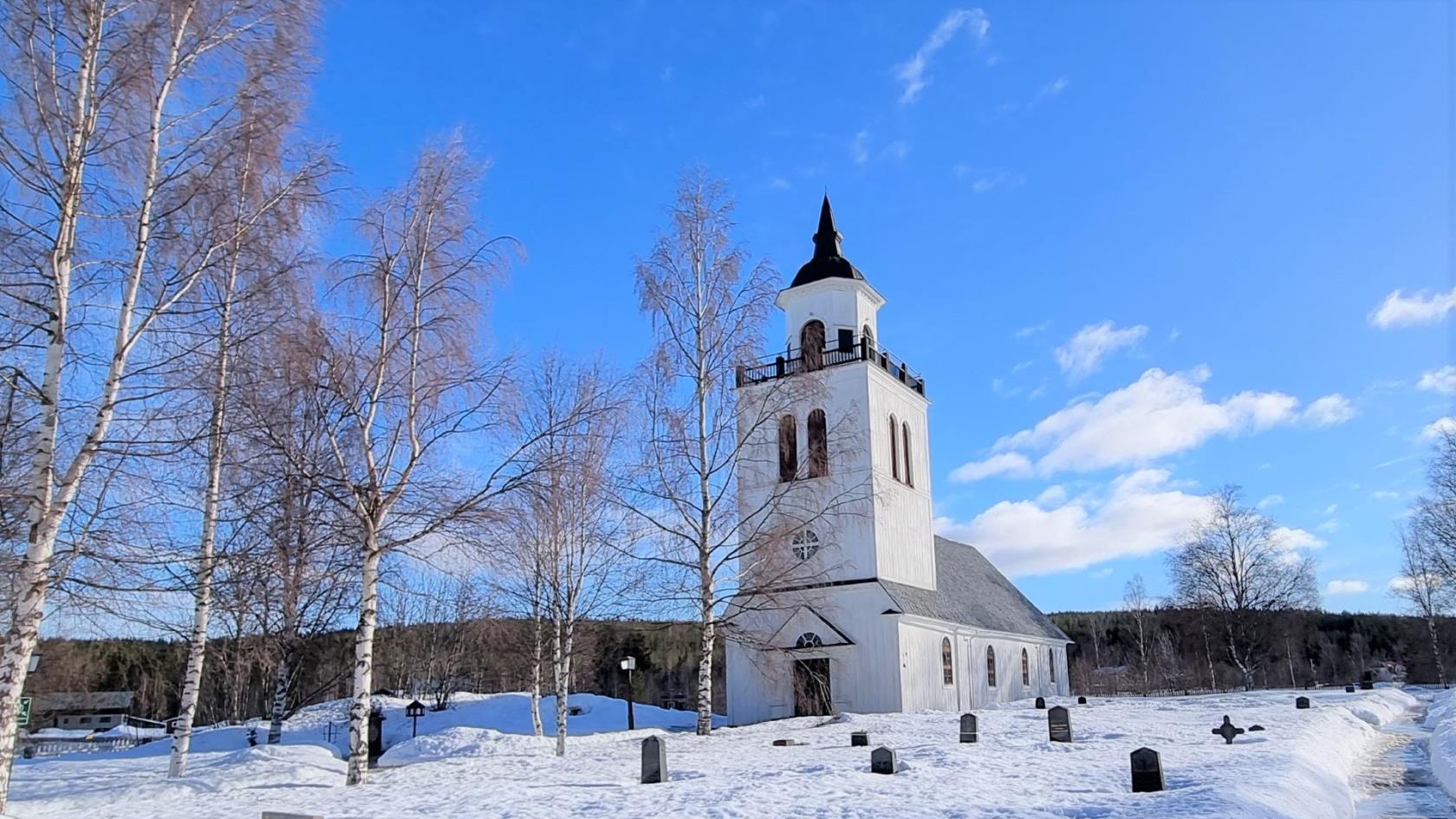 Överhogdals kyrka en vacker vårvinterdag.