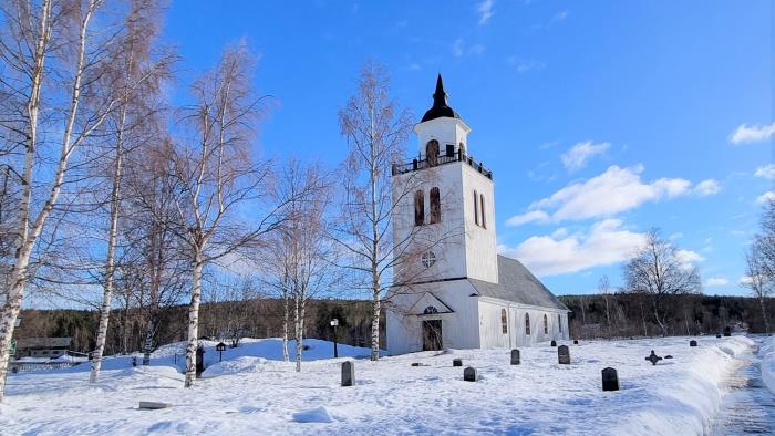 Överhogdals kyrka en vacker vårvinterdag.