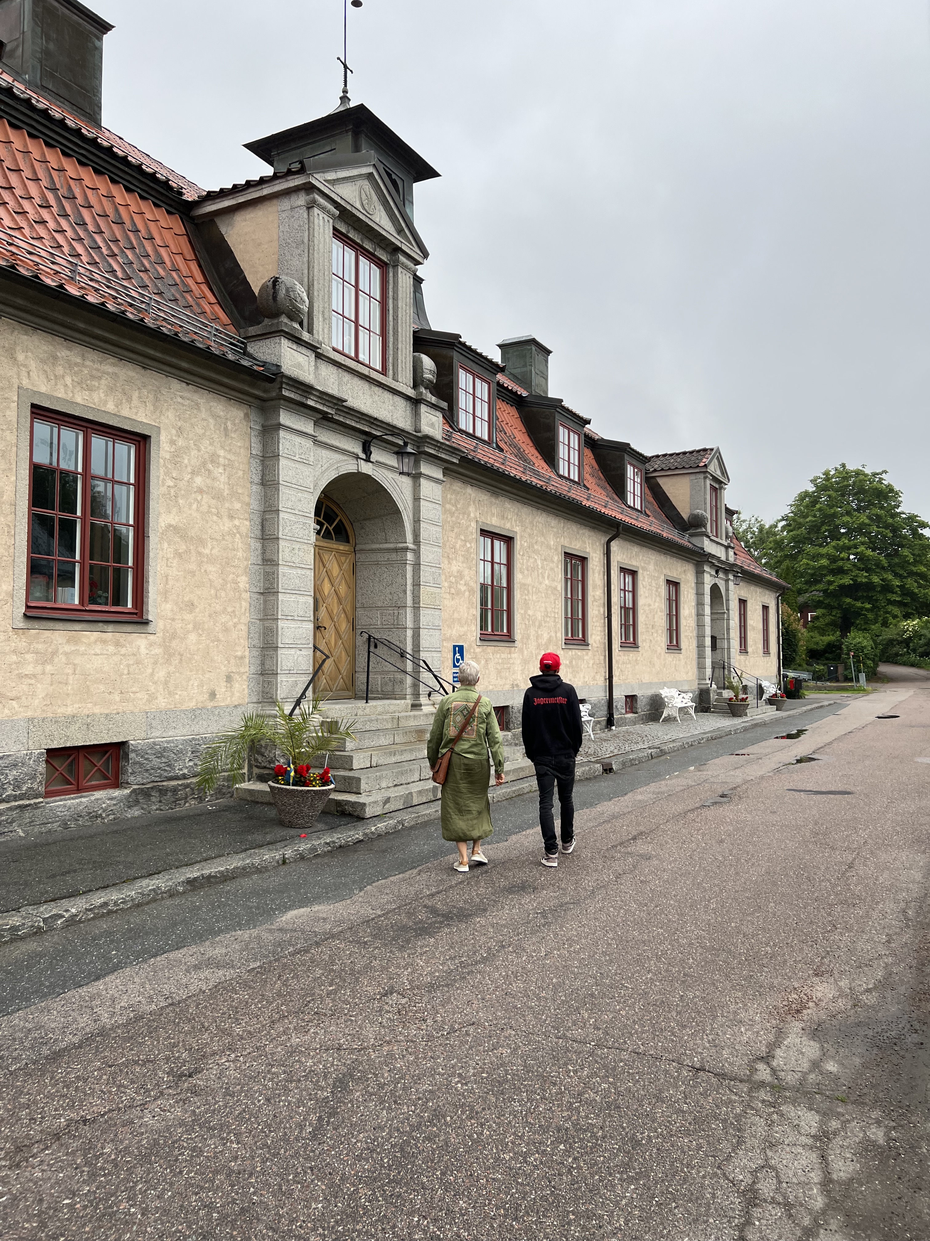 Kvinna och man som går till Östhammars församlingsgård