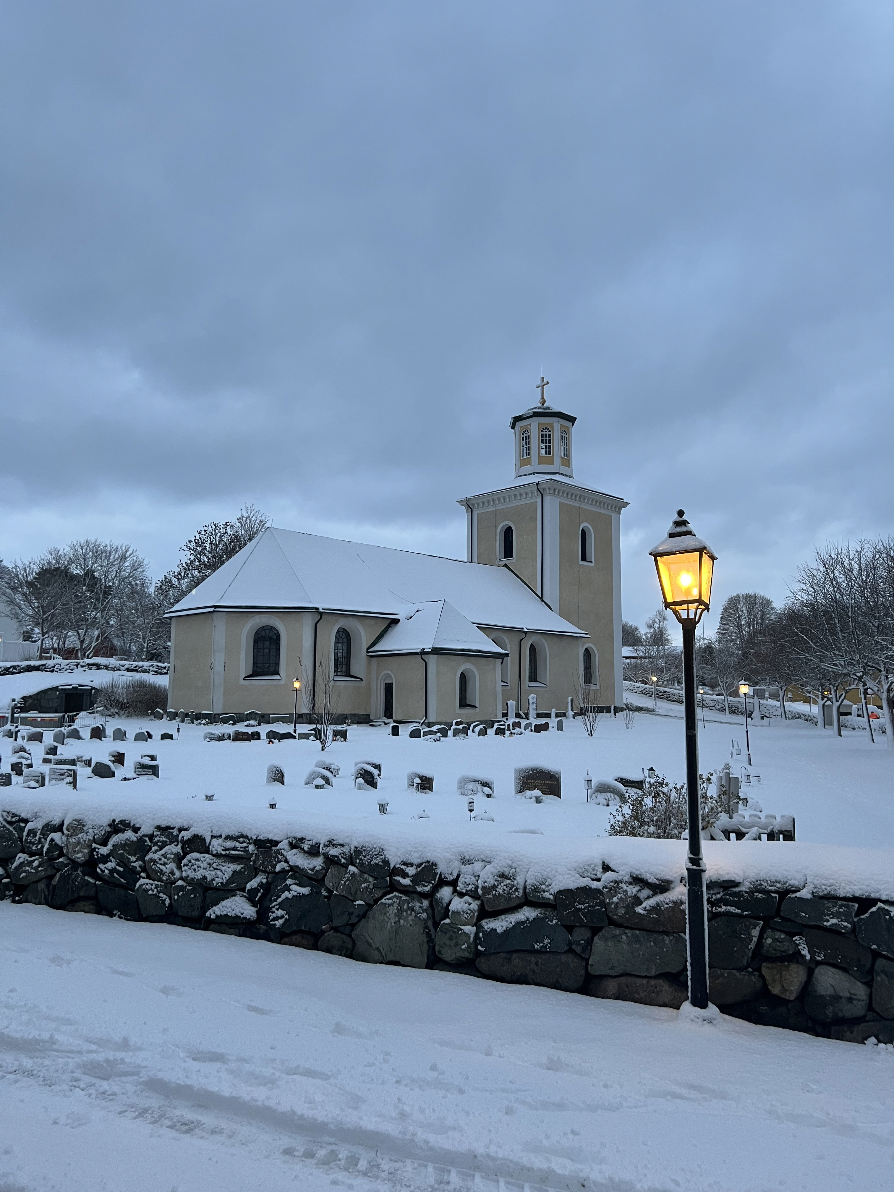 Östhammars kyrka i vinterskrud