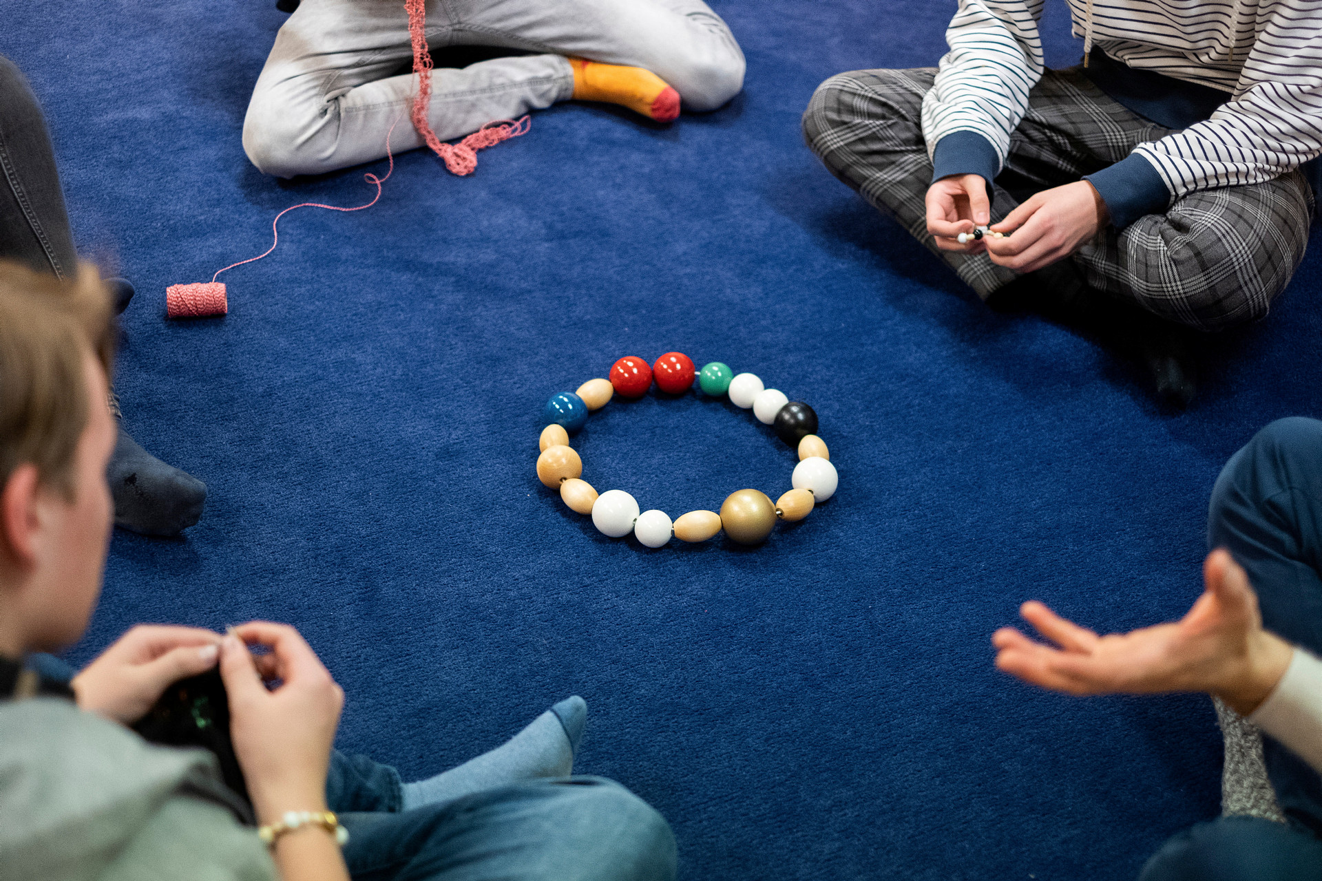 Grupp som sitter runt Frälsarkransen