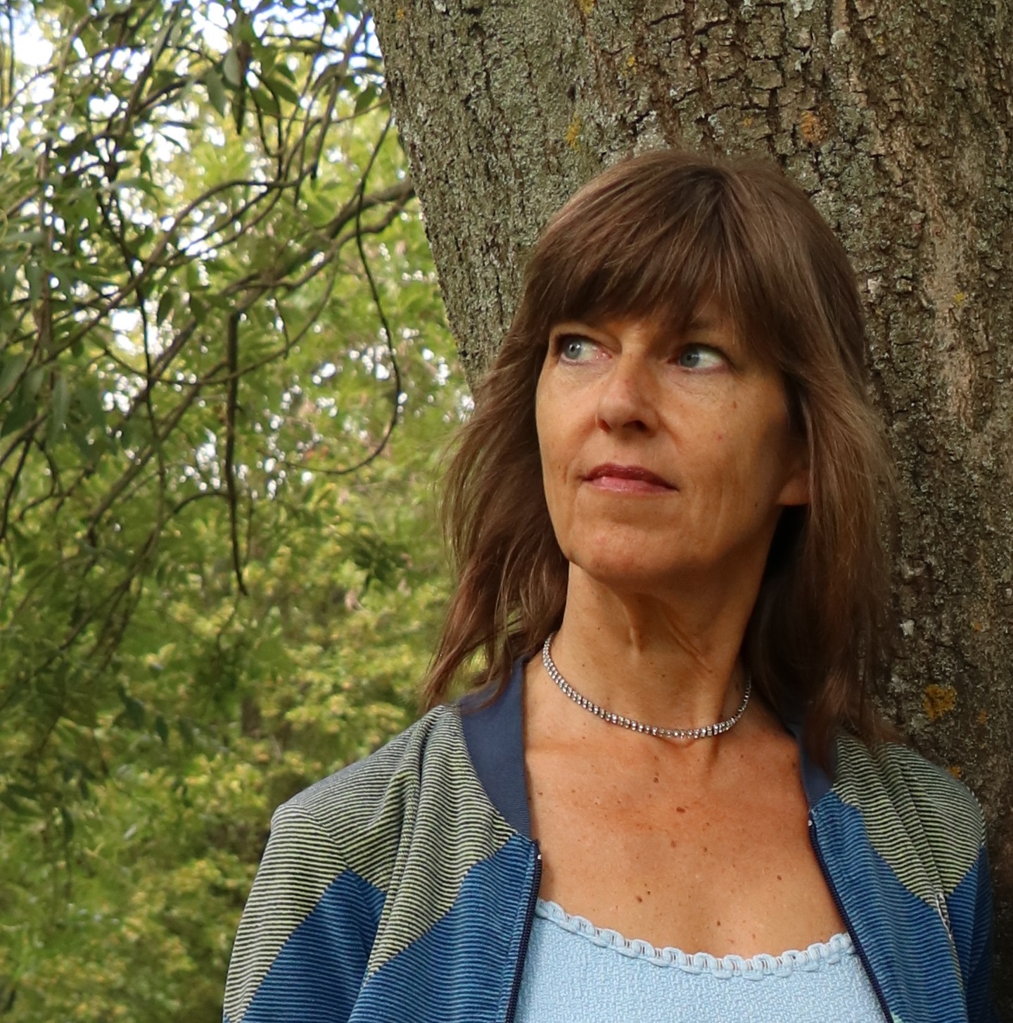 Sångerskan Caroline Langenheim vid ett träd