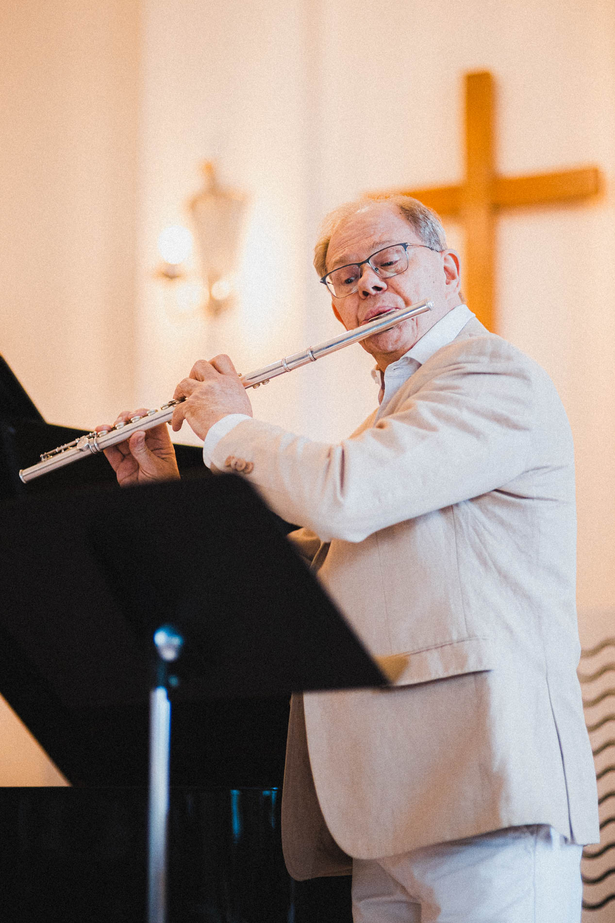 Håkan Sundin spelar flöjt
