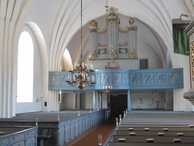 Börstils kyrka med Swahnorgeln i förgrunden