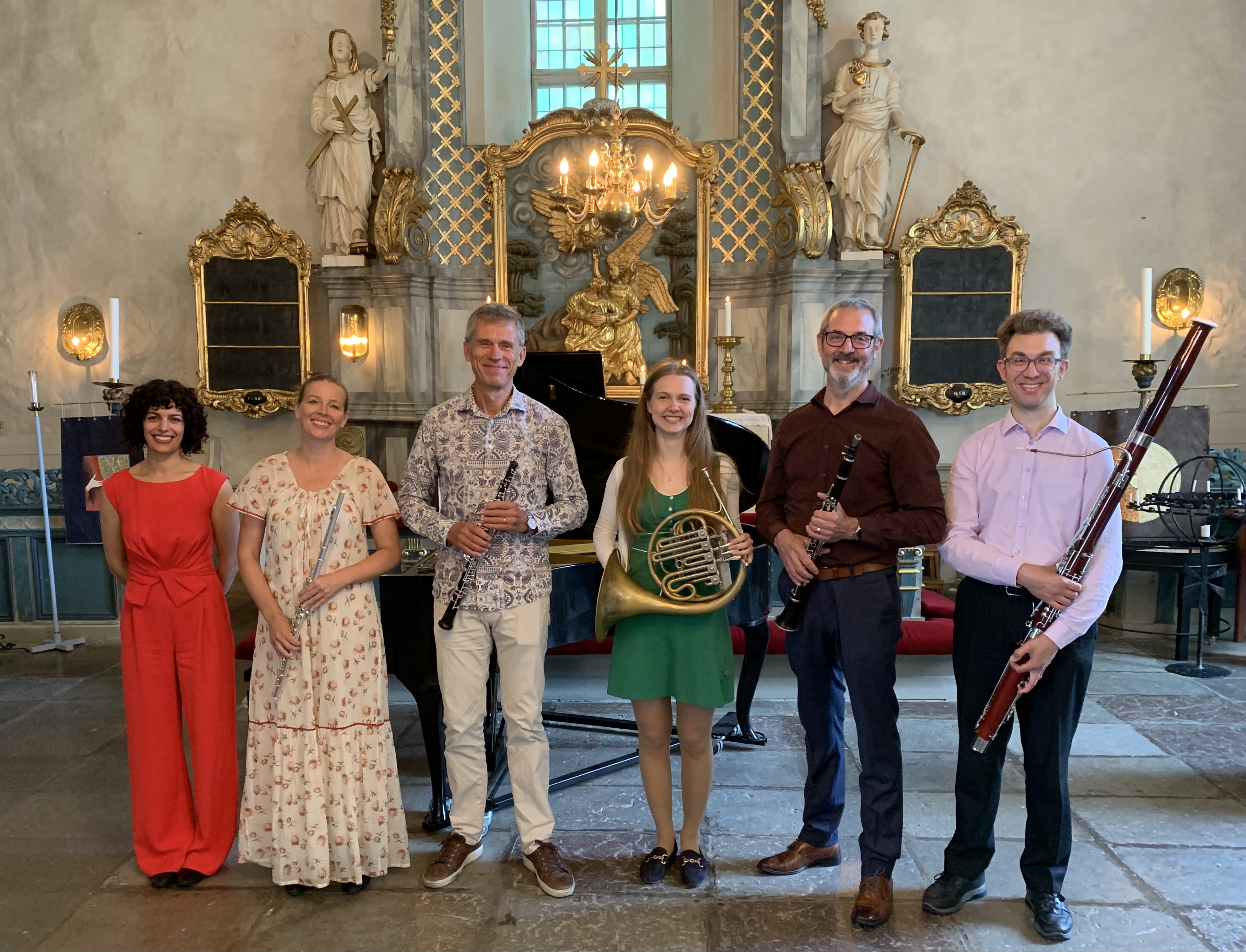 Fem blåsare och en pianist i Öregrunds kyrka.