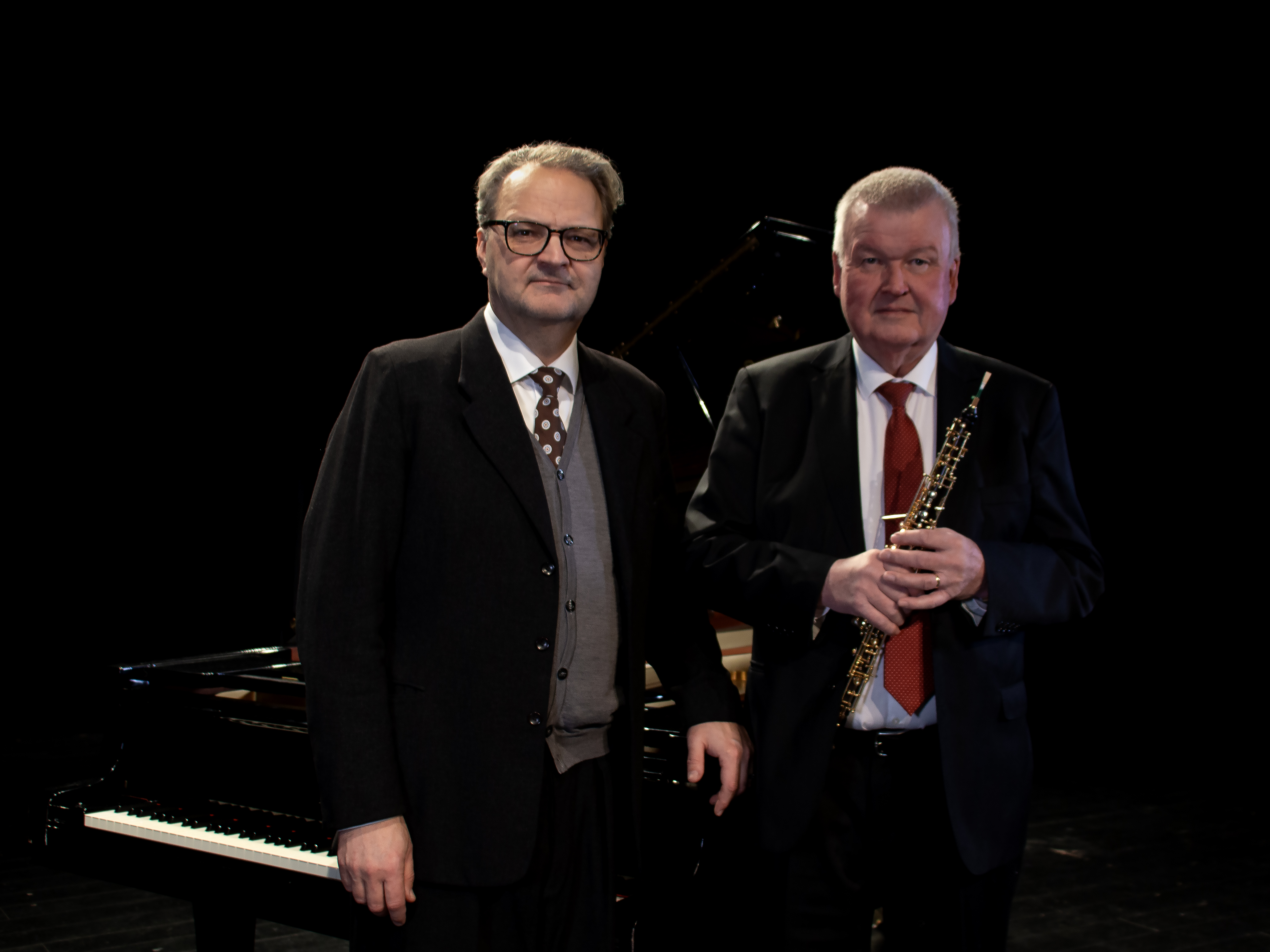 Två män i kostym med instrument