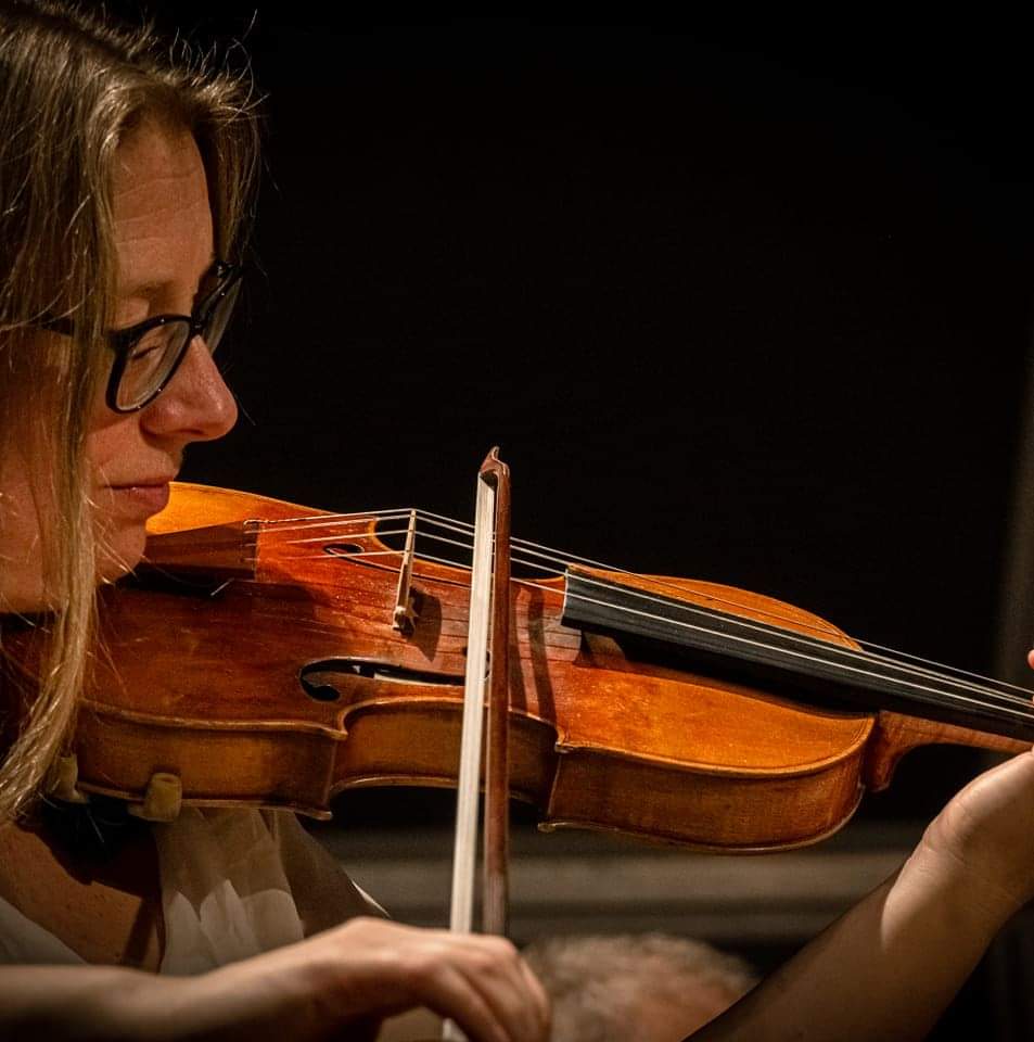 Rebecka Karlsson spelar violin