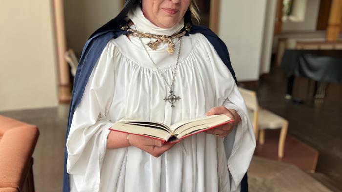 Pedagog Agneta Eliasson utklädd till heliga Birgitta under en kyrkohistorisk vandring för årskurs 4.