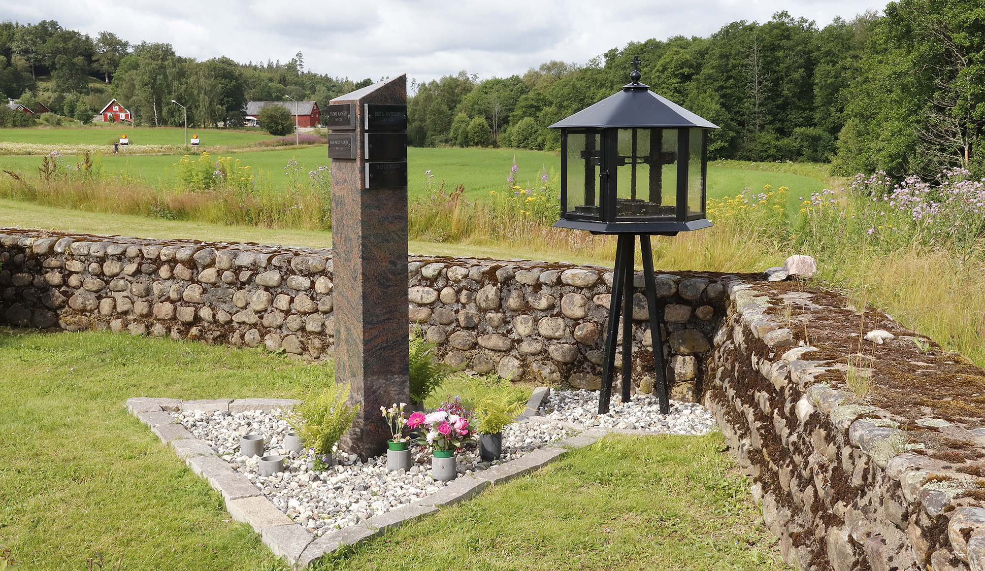 Kinnareds kyrkogård, askgravlund