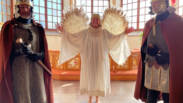 Bild från Påskdrama i Falkenbergs kyrka. En ängel står emellan två soldater.