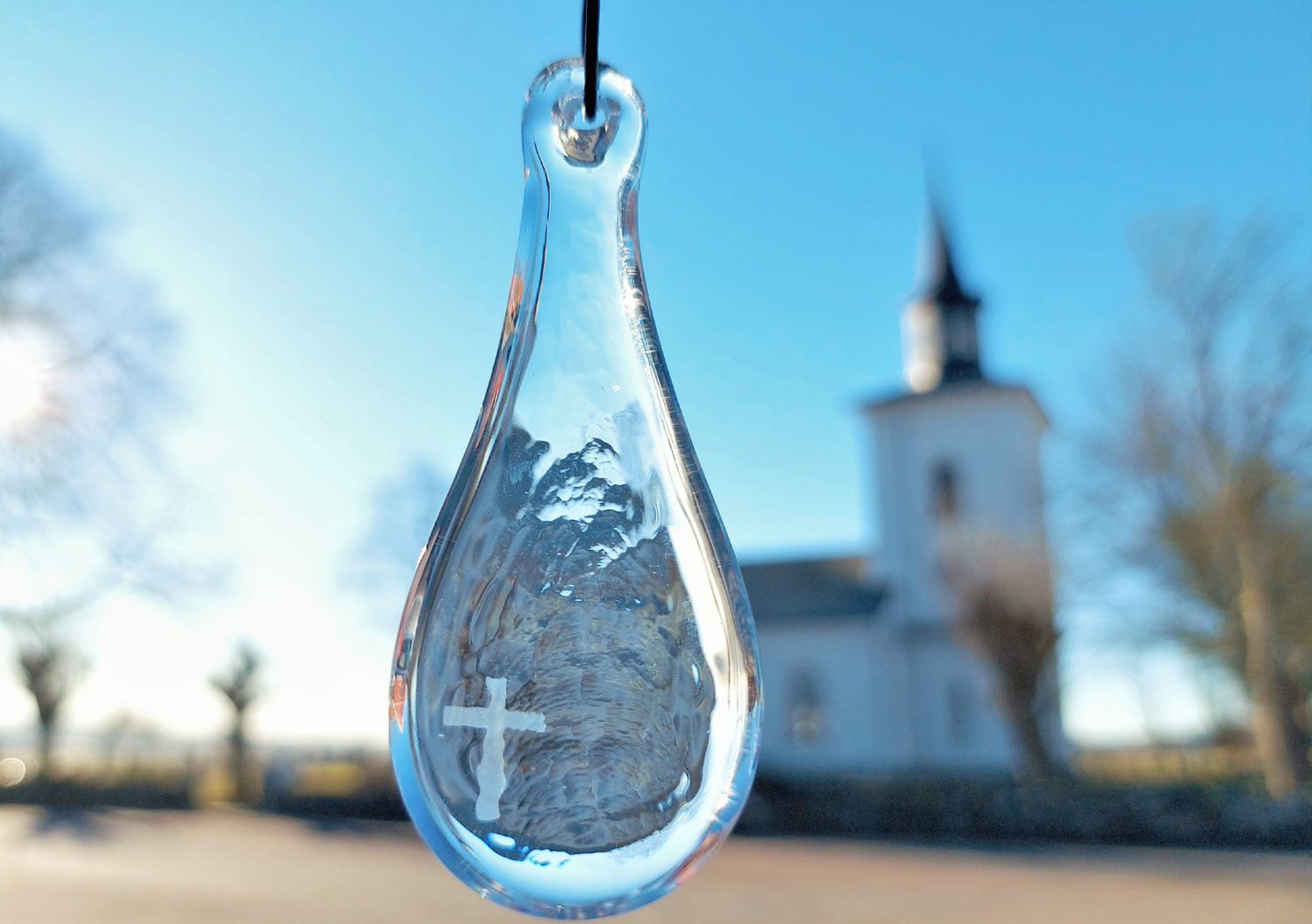 Dopdroppe med Skrea kyrka i bakgrunden