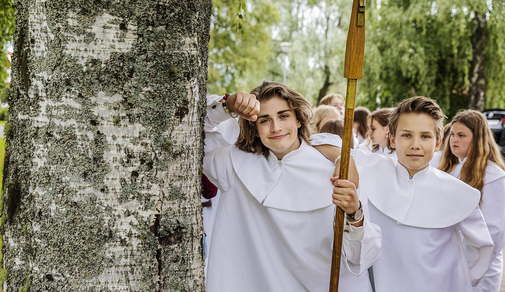 Konfirmander, killar, kors, träd