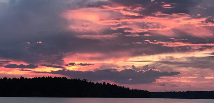 Solnedgång, sjö, skog, himmel