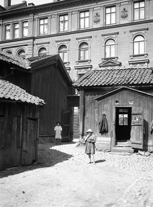 Barn på gården till  Kammakargatan 25  taget 1892 - 1919  Fotograf: Kasper Salin,  (1856-1919) 