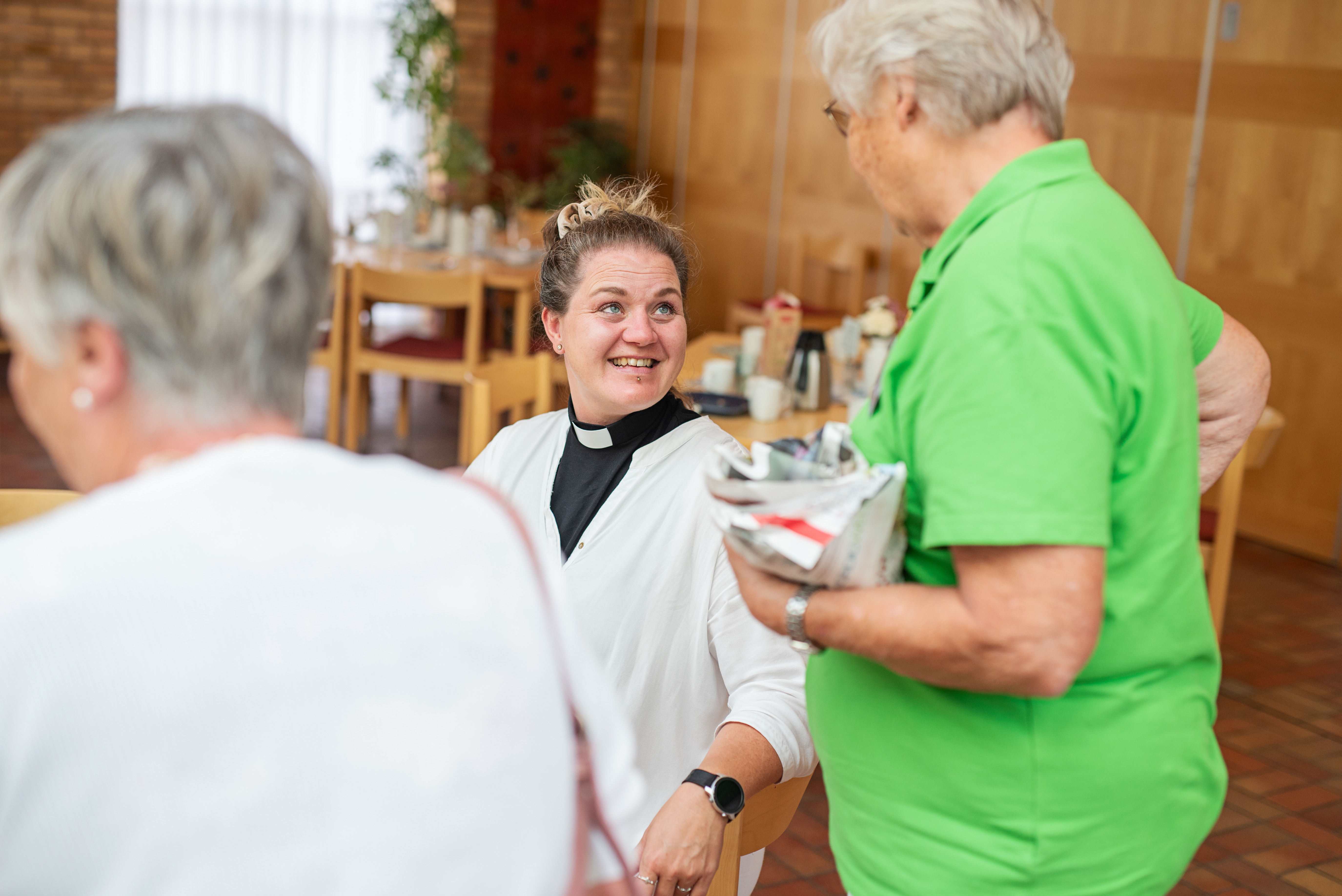 Jenny Magnusson samtalar med en lunchgäst i Varlakyrkan. 