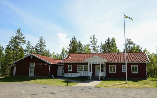 Kyrkans hus med kyrksal till vänster och samlings- och verksamhetslokaler i huskroppen till höger.