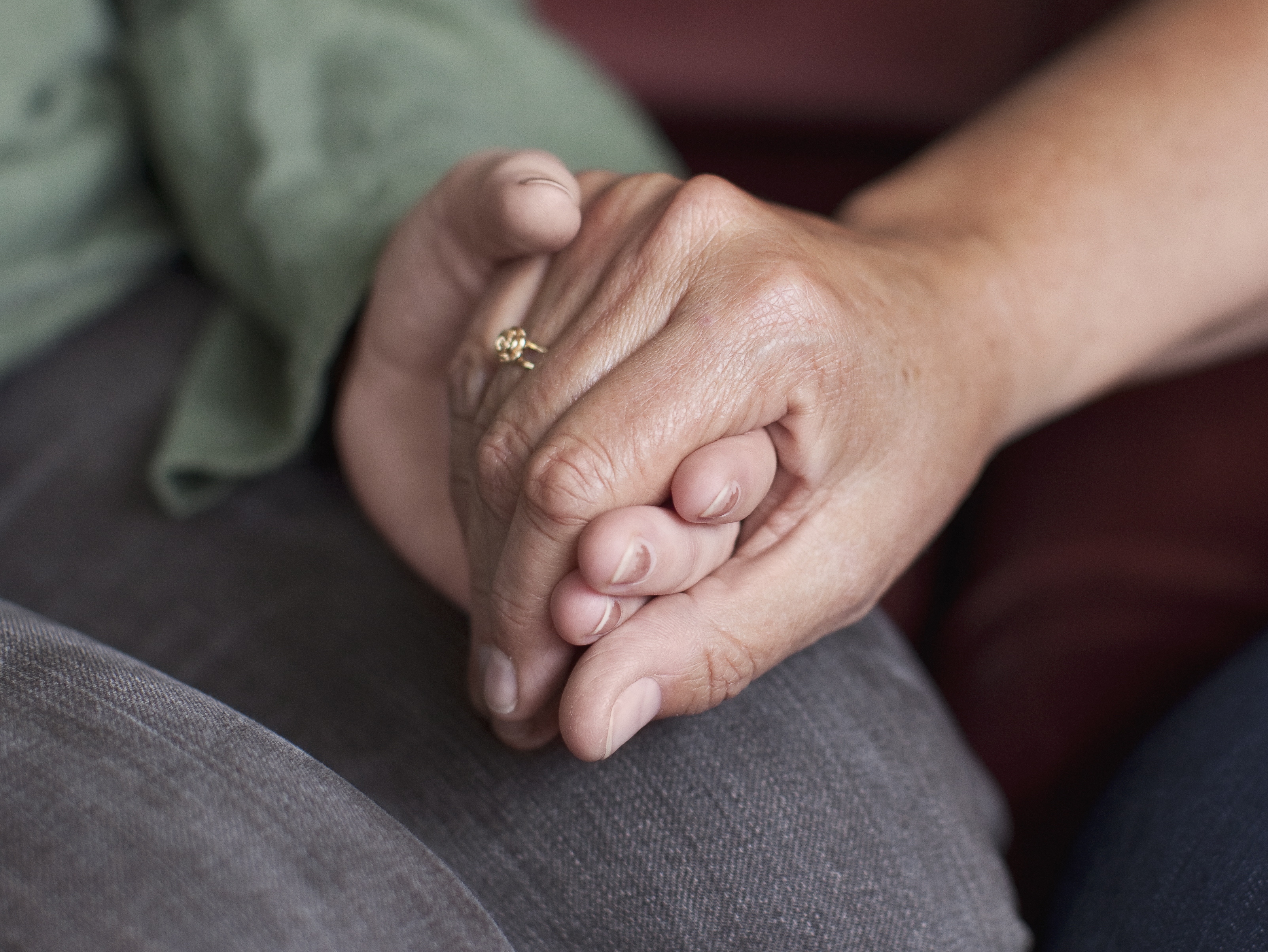 Två personer håller i varandras händer
