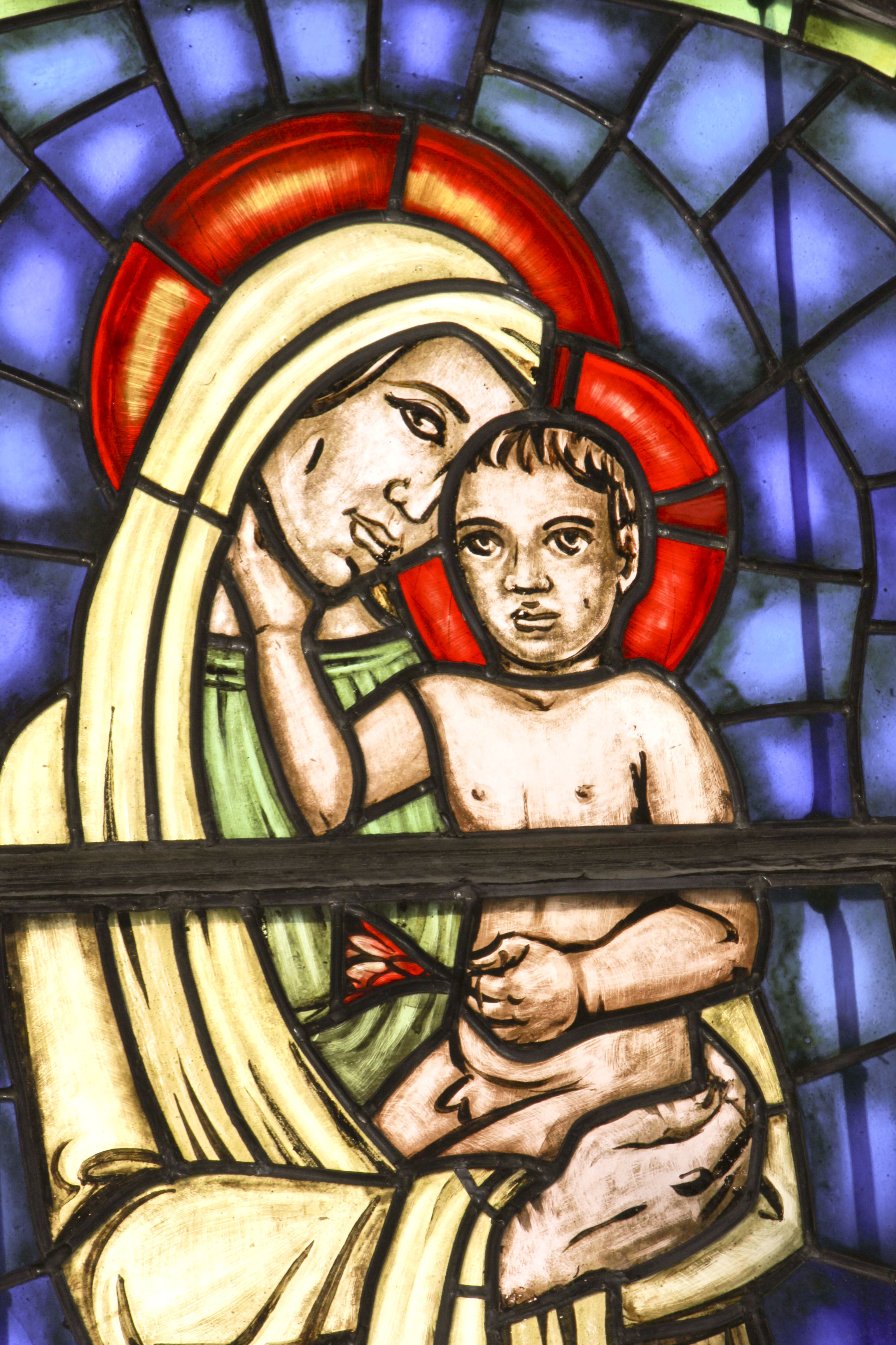 Kyrkfönster med Maria och Jesusbarnet