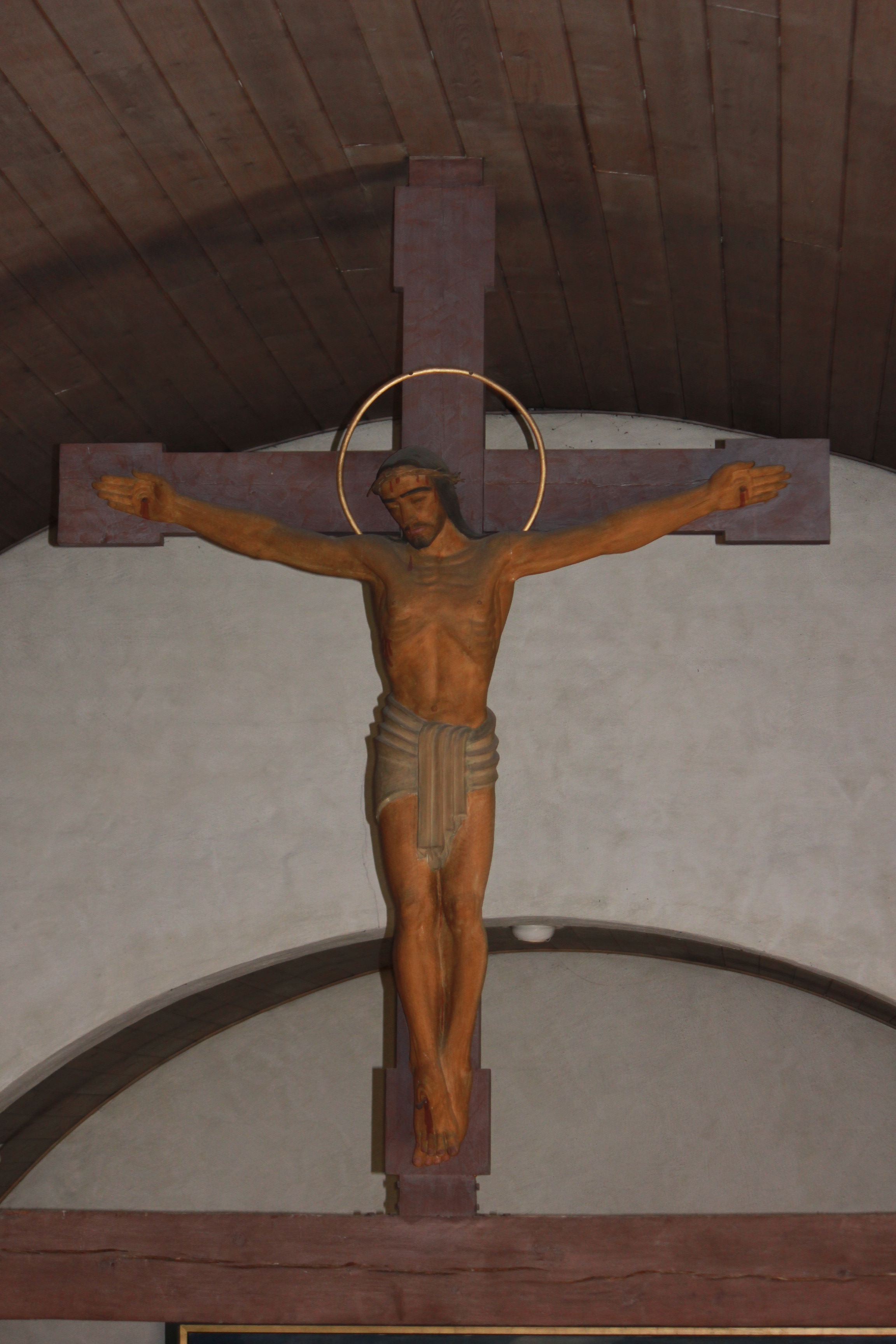 Jesus på korset. Hänger uppspikad på ett kors i en kyrka.