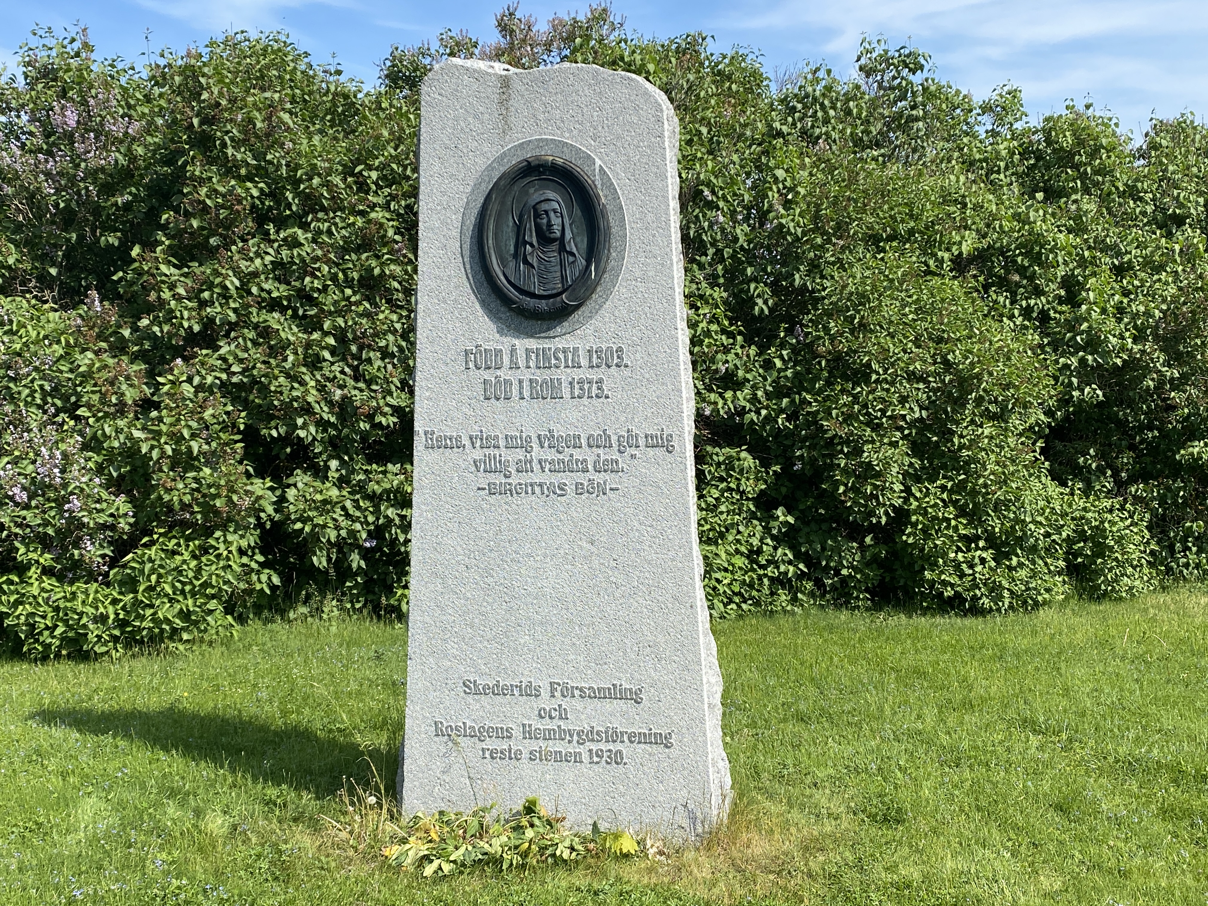 En stor sten som hyllar helgonet Heliga Birgitta