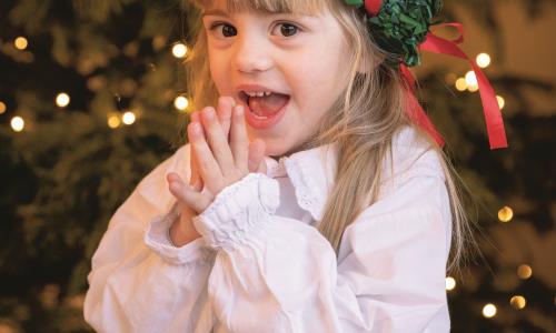 En glad liten flicka är lucia