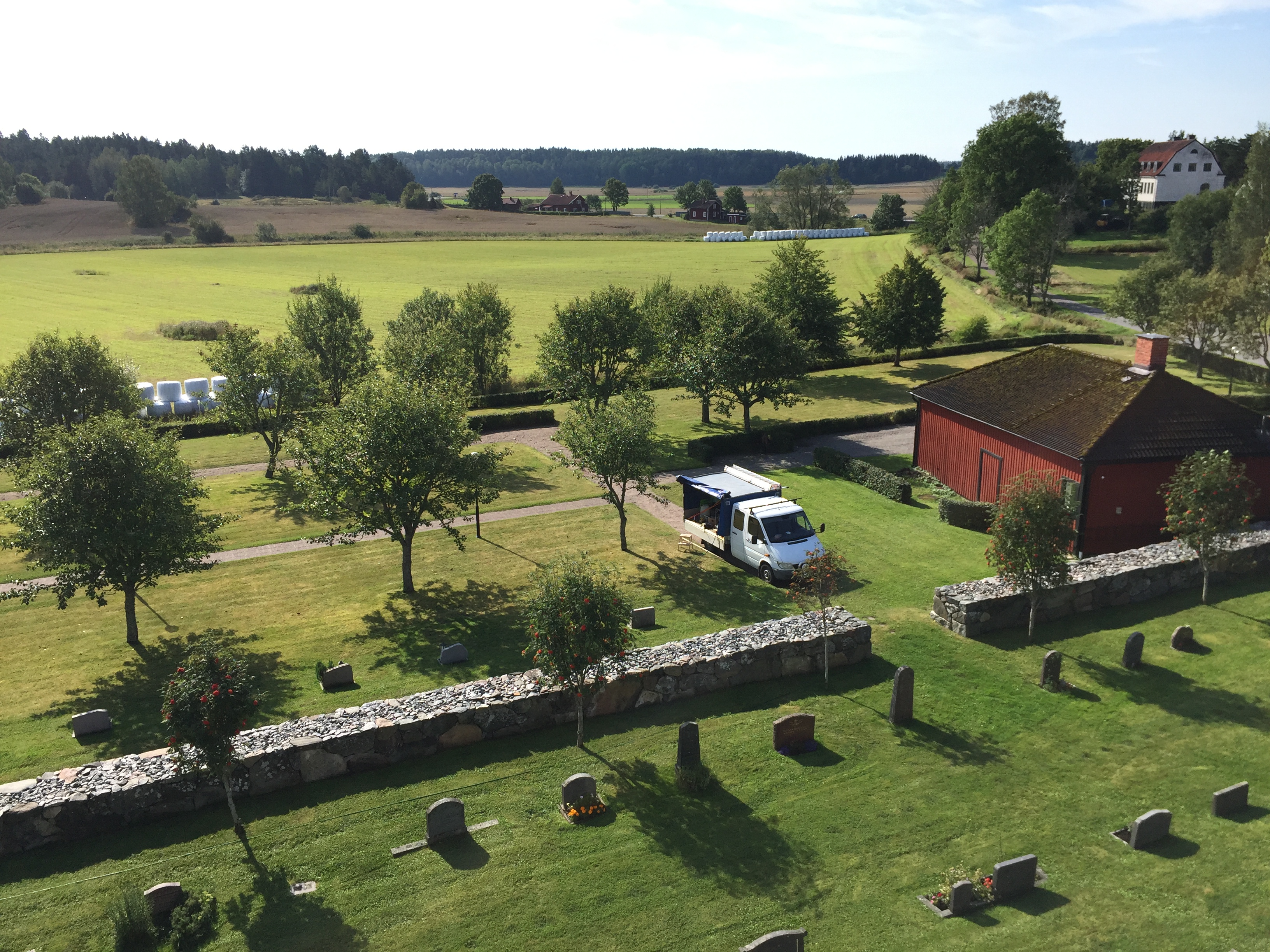En kyrkogård fotograferad ovanifrån.