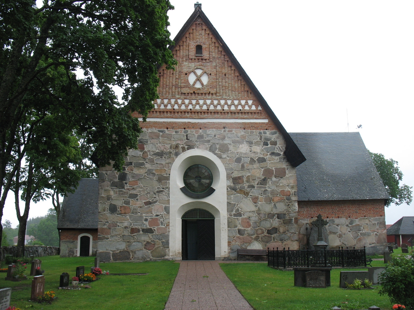 Rimbo kyrka, kyrkporten framifrån.