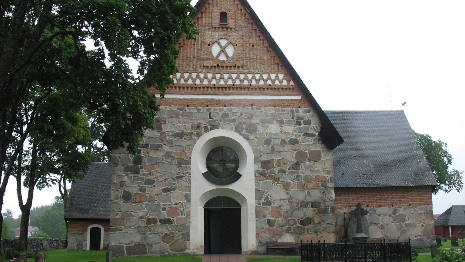 Rimbo kyrka, kyrkporten framifrån.