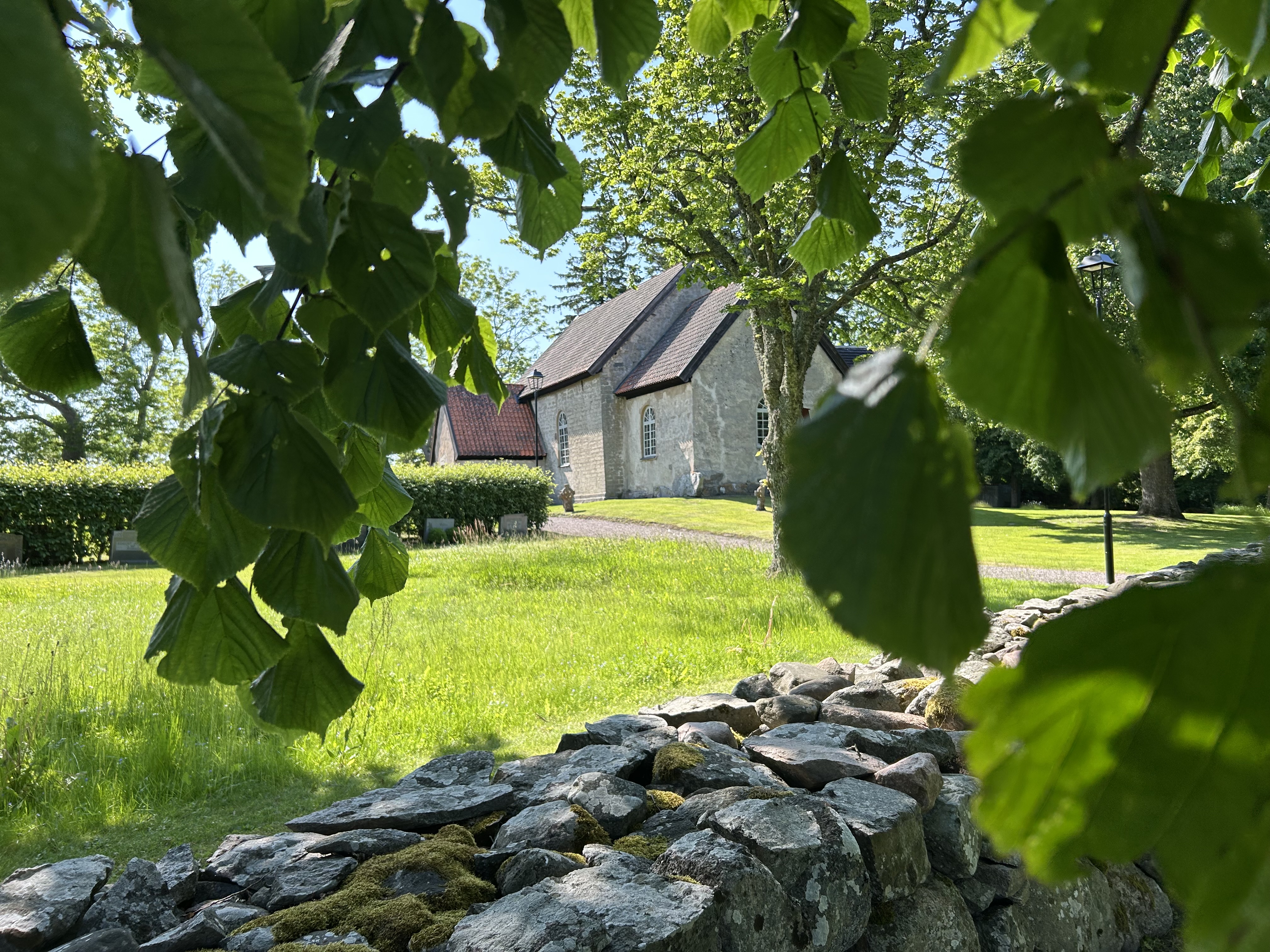 Skalunda kyrka från syd-ost
