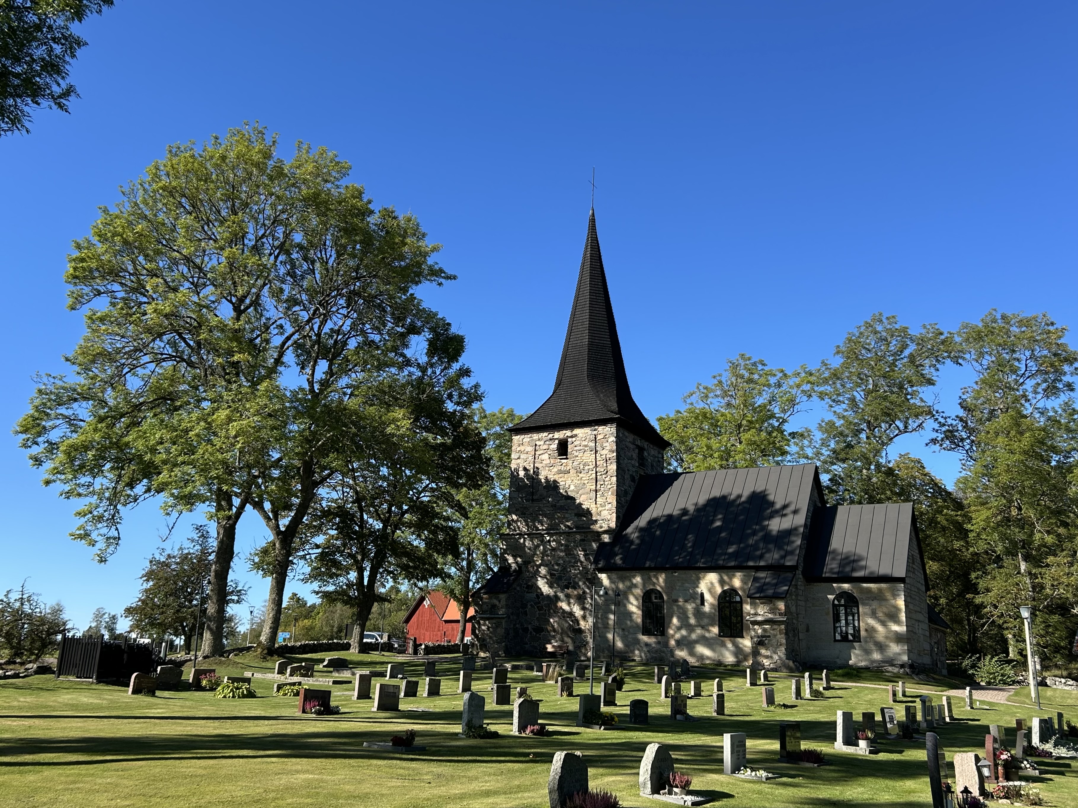 Strö kyrka inbäddad i grönska