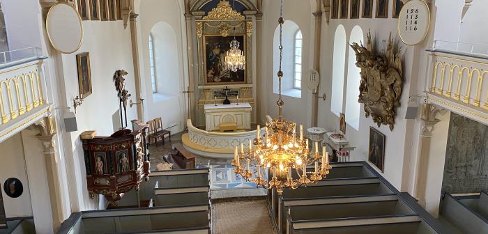Kort taget från kyrkans läktare mot öster, mot koret och altaret