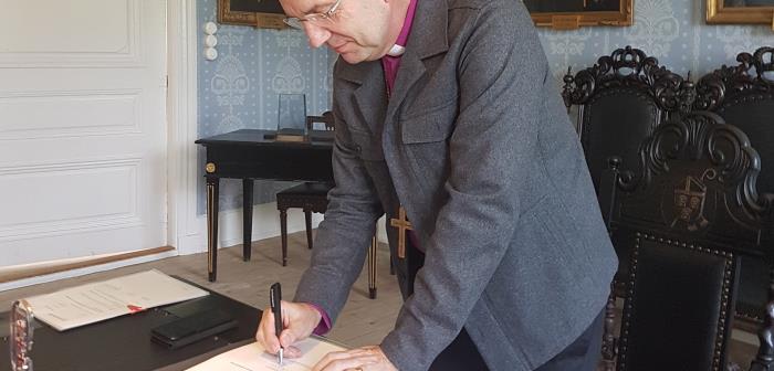 Församlingsinstruktionen är ett grundläggande måldokument som berättar vad Svenska kyrkan Jönköping är och vill vara. Den beskriver kyrkans grundläggande uppgift: att fira gudstjänst, bedriva undervisning samt utöva diakoni och mission. Läs den här.