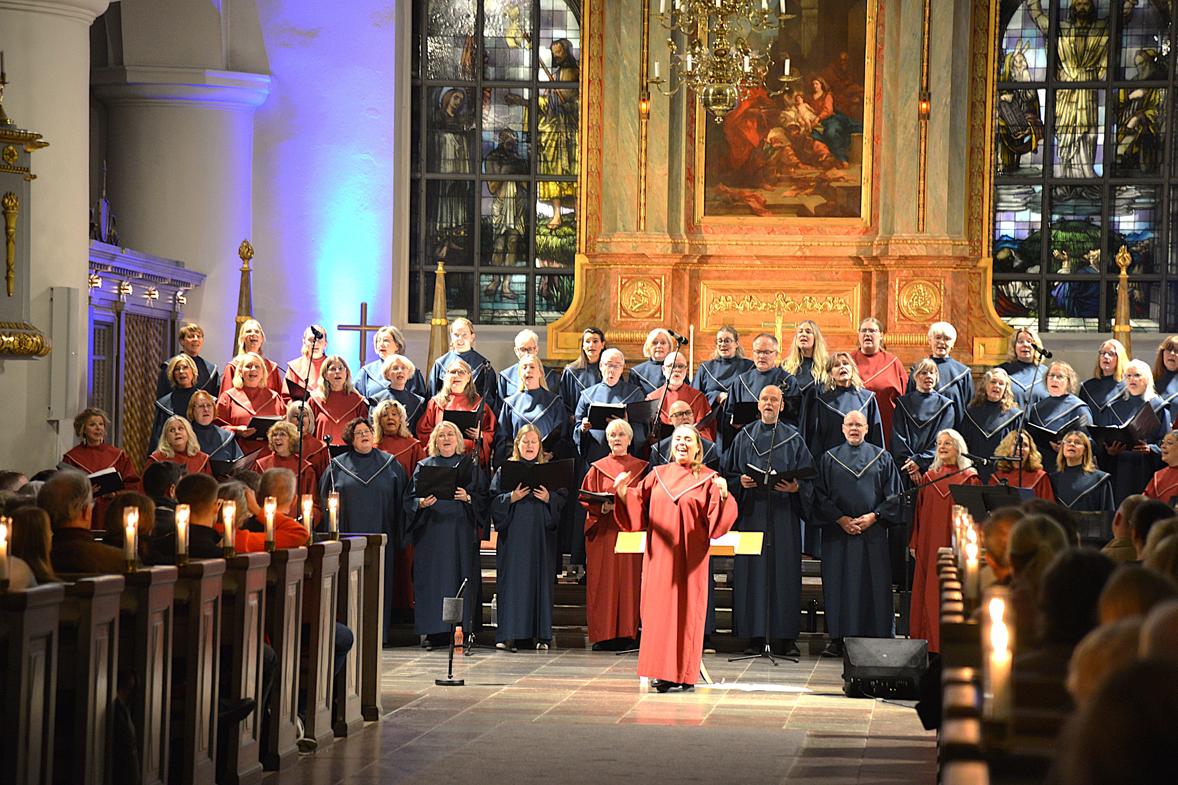 En kör sjunger i en kyrka