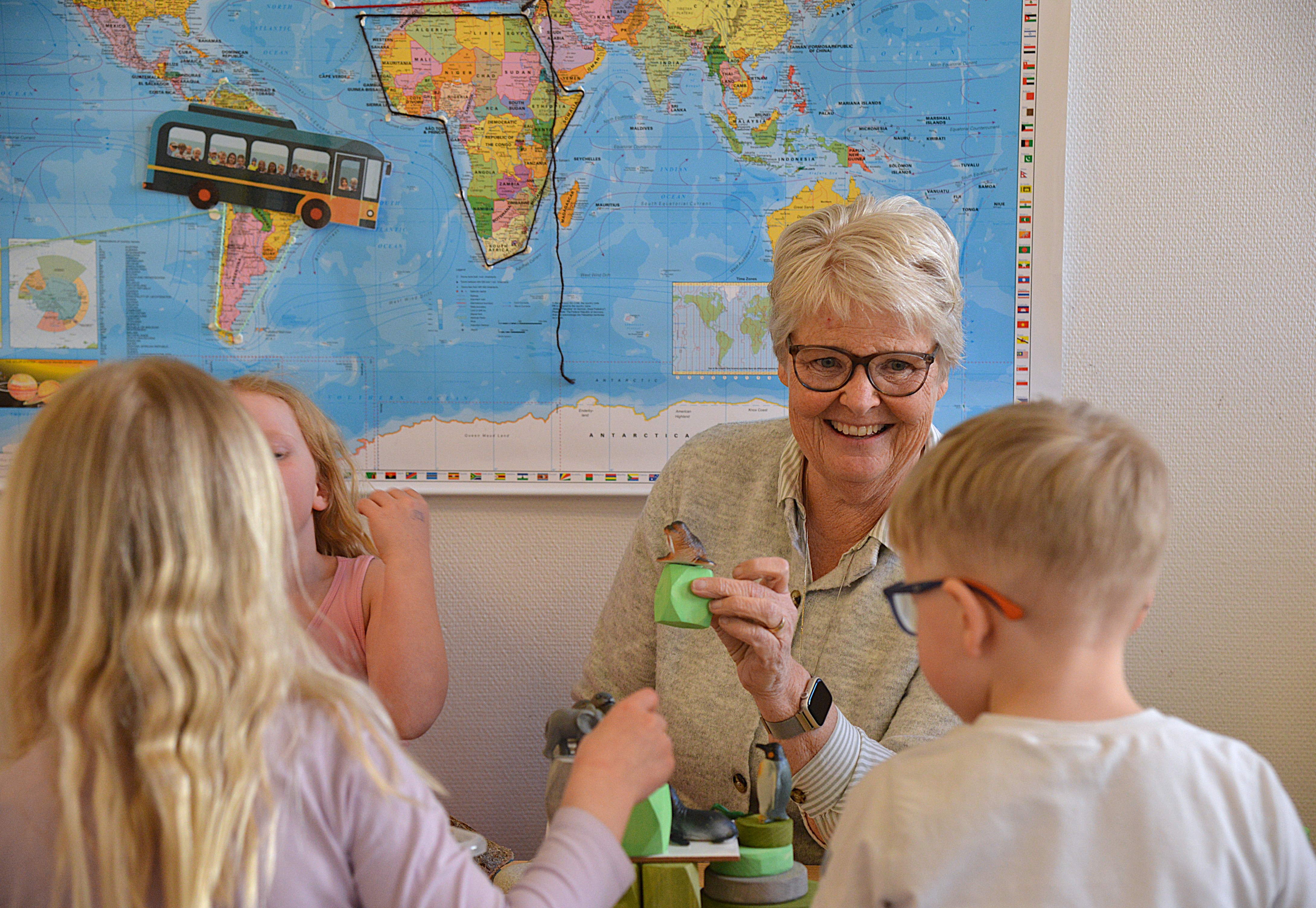 En kvinna sitter i en grupp med barn