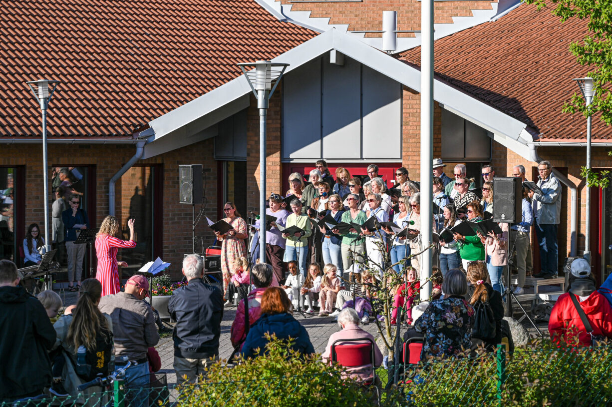 Bild på konsert utanför Ekhagskyrkan
