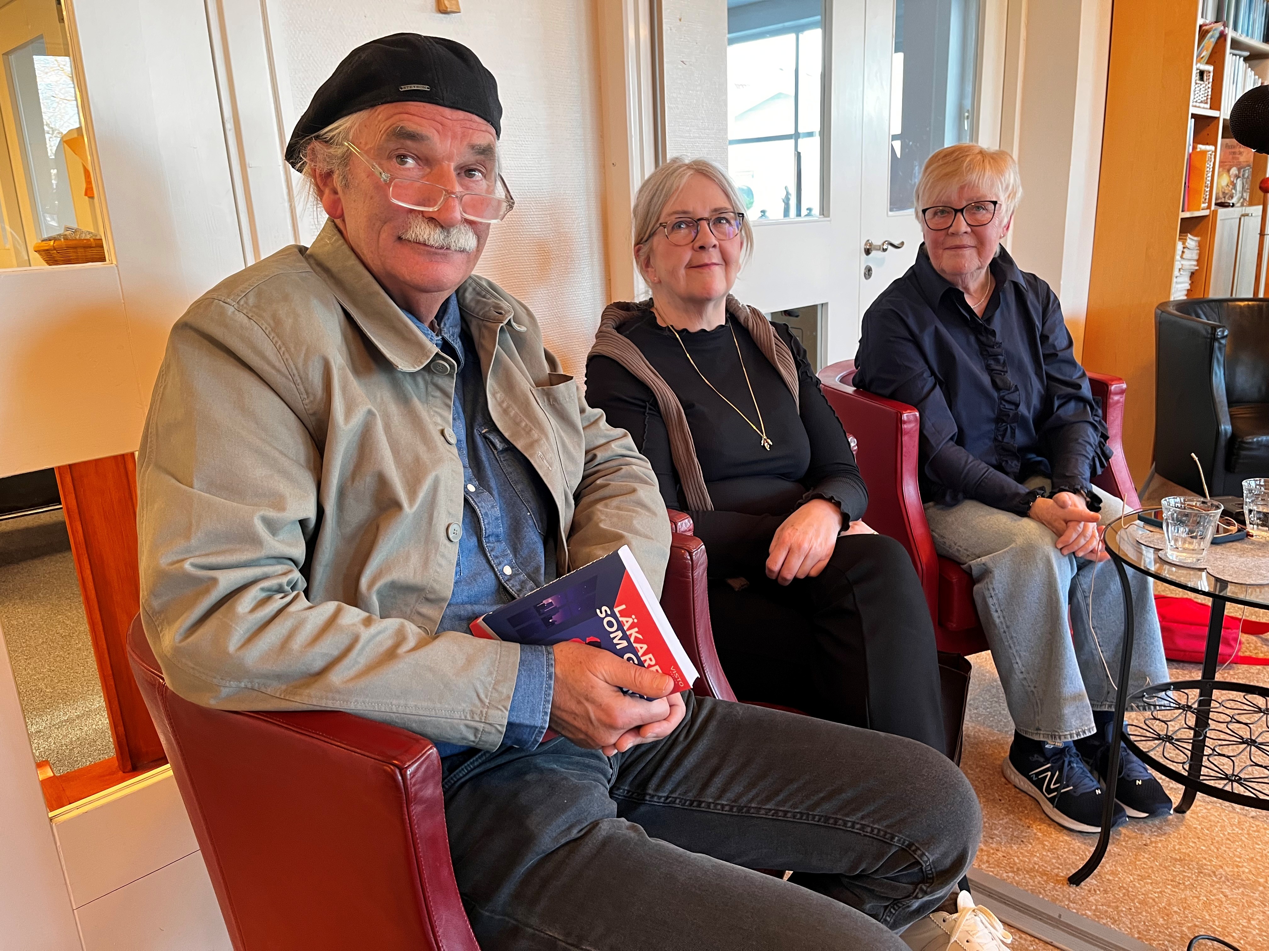 Två kvinnor och en mat sitter i varsin fåtölj och pratar