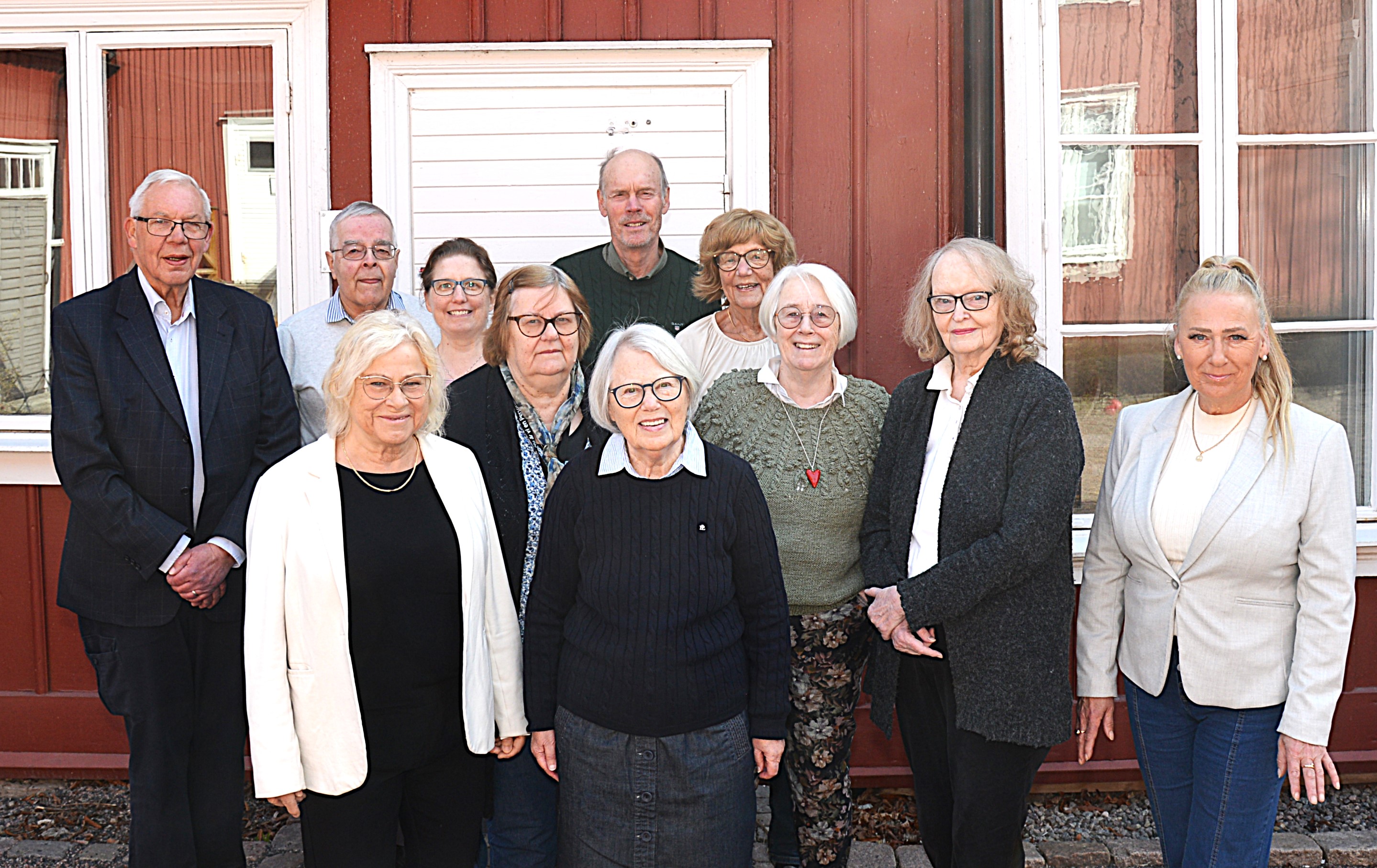 En grupp människor står samlade