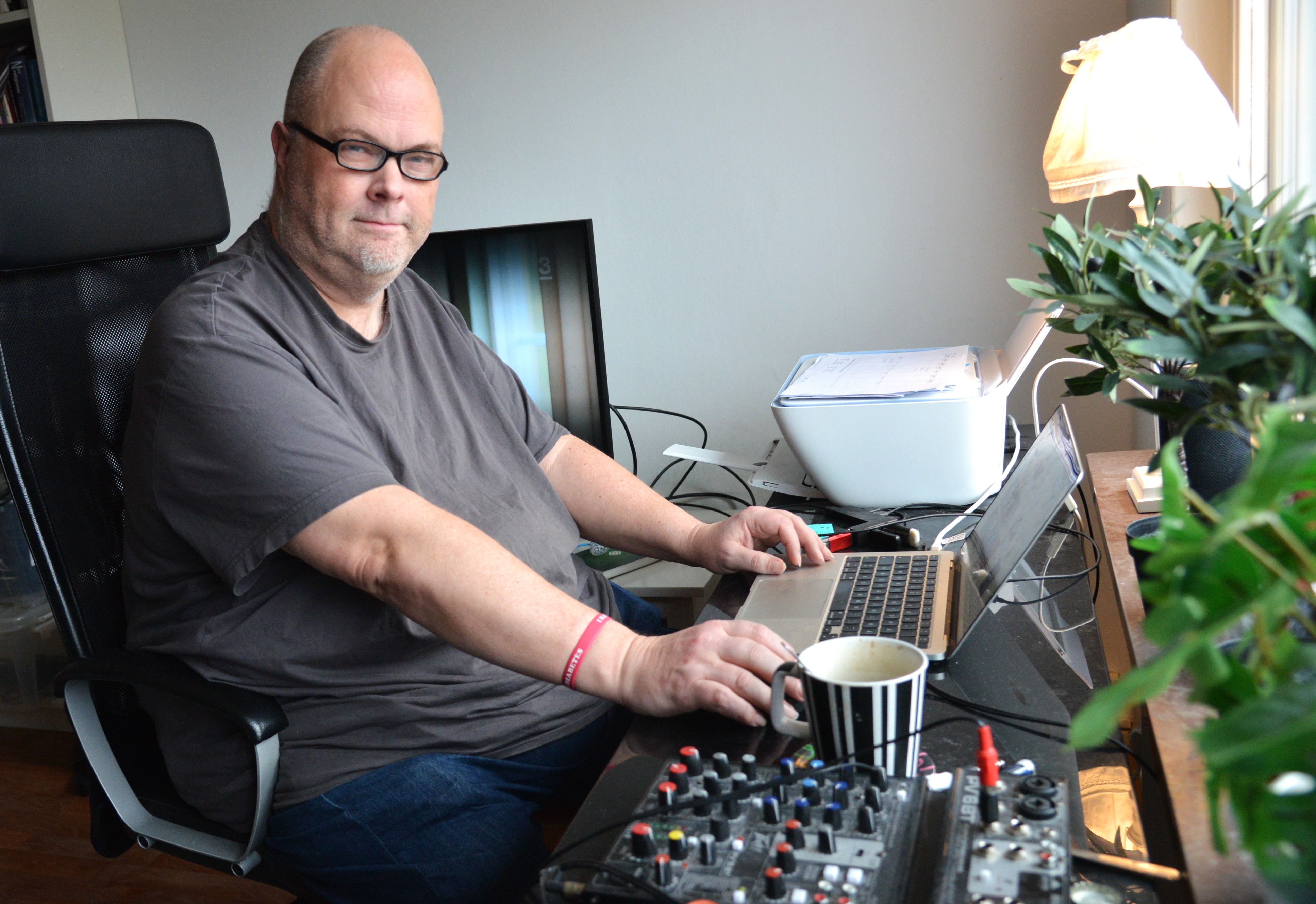 En man sitter vid sin dator