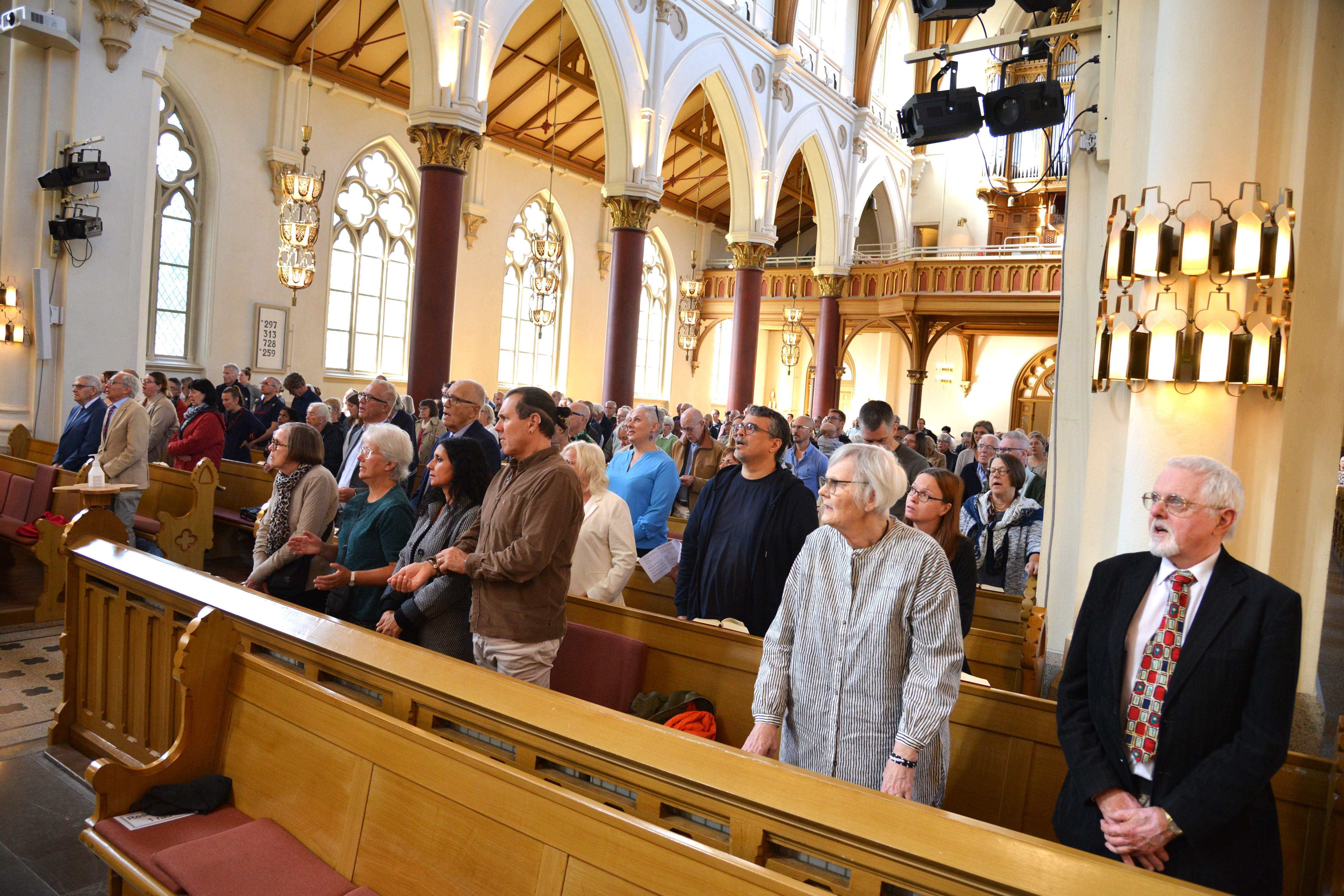 Fullsatt kyrka vid högmässa