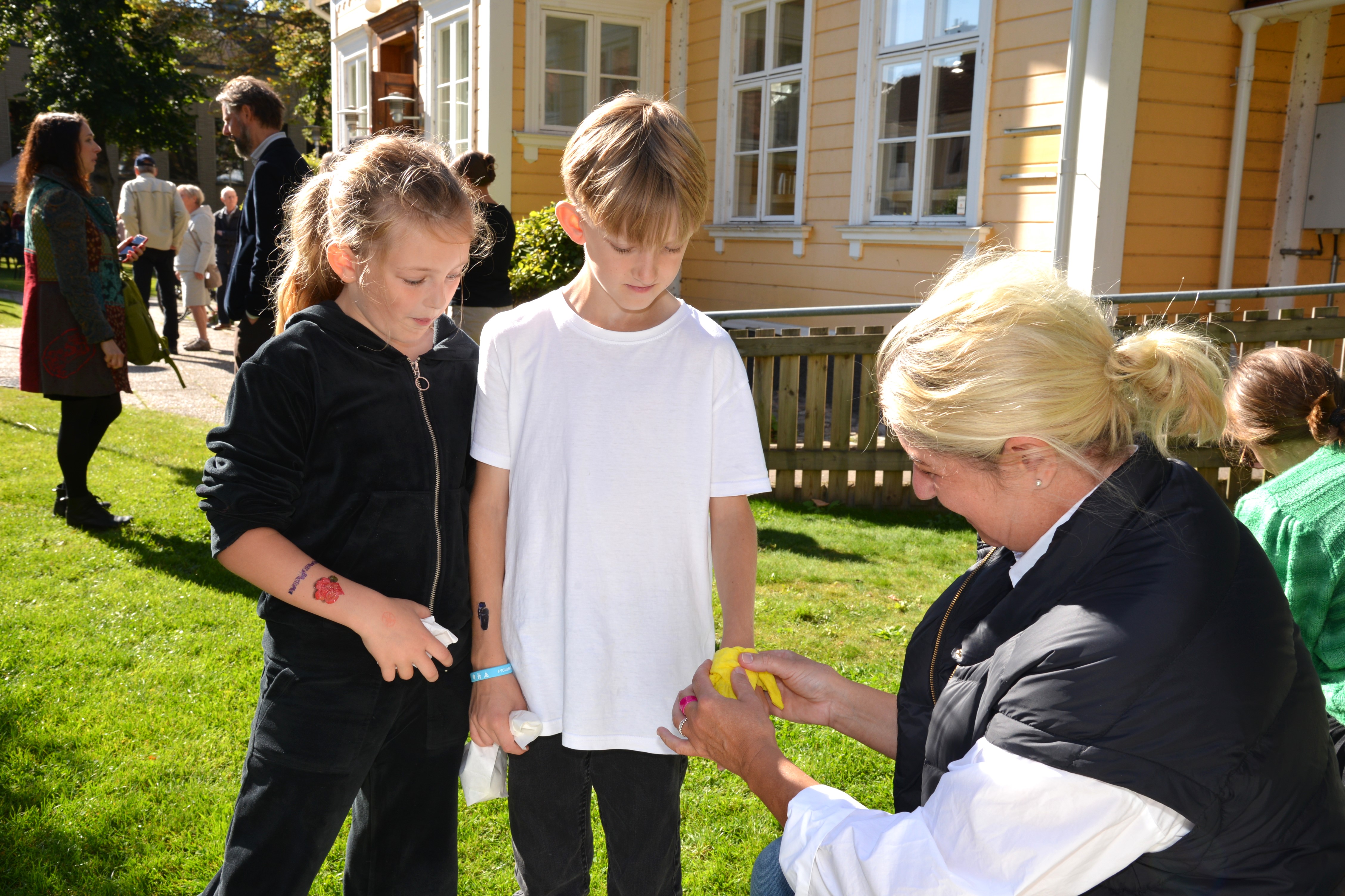 Två barn får gnuggisar på armarna